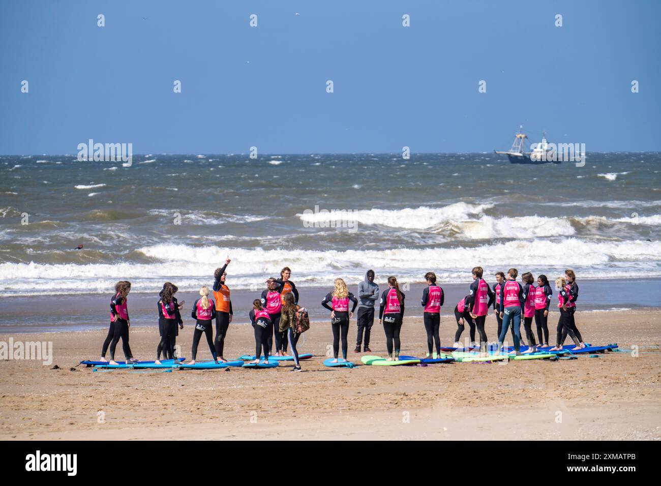 Corso per surfisti, principianti del surf, sulla spiaggia di Scheveningen, Paesi Bassi Foto Stock