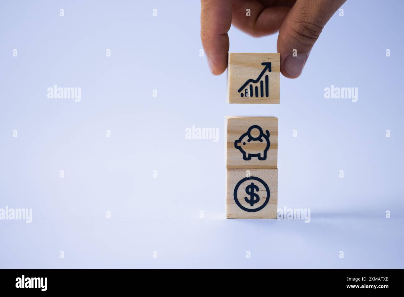 Il dirigente aziendale che detiene Dollaro si basa su una tavola di legno che discute i concetti di crescita aziendale e finanza con Young Advisor Foto Stock