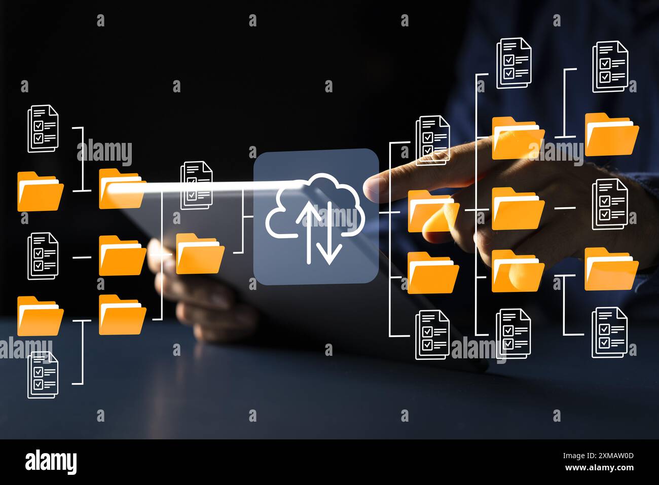 Accesso sicuro al server cloud: CONSULENTE IT afroamericano che gestisce lo storage di file online per i servizi di analisi dei dati e archiviazione dei documenti Foto Stock