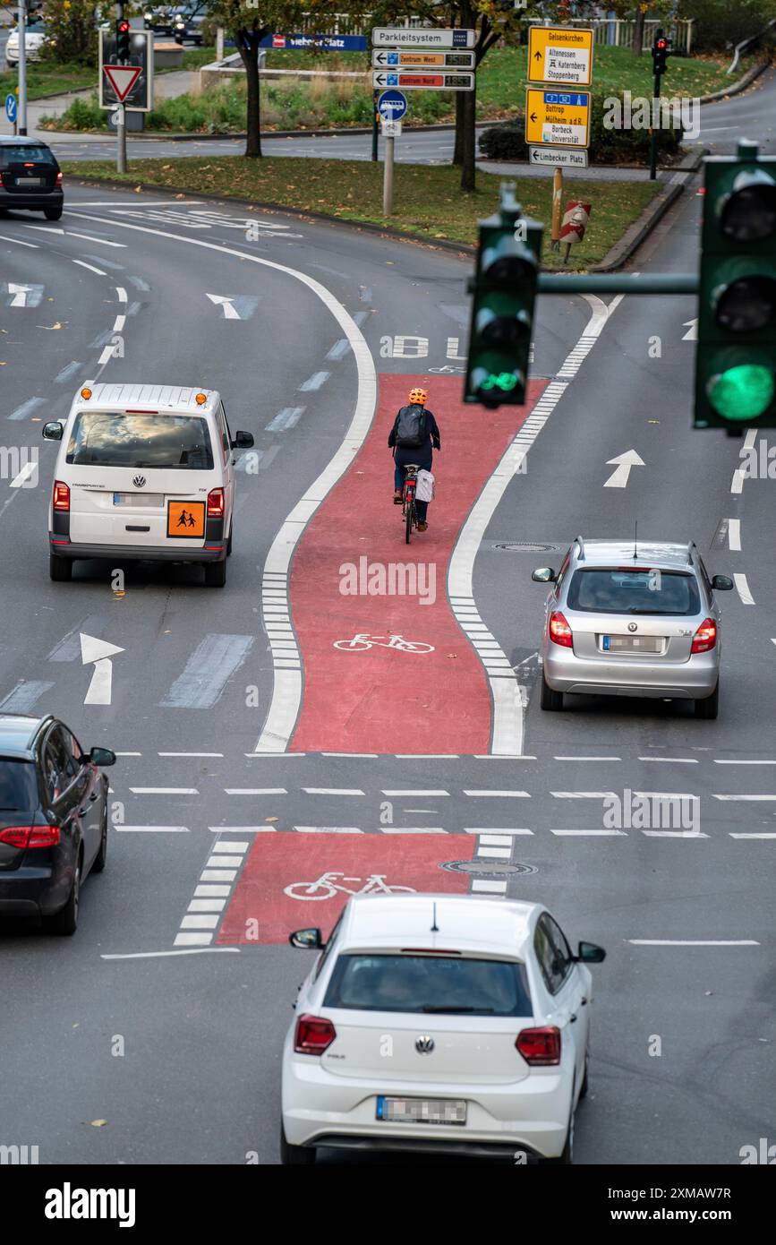 La nuova corsia ambientale sulla via Schuetzenbahn nel centro di Essen, i ciclisti e gli autobus hanno la propria corsia, i semafori danno un po' di tempo ai ciclisti Foto Stock