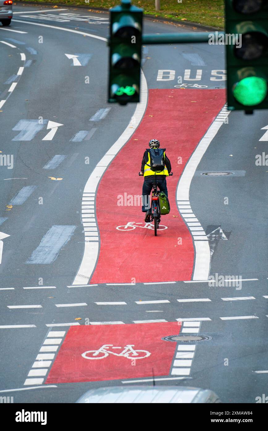 La nuova corsia ambientale sulla via Schuetzenbahn nel centro di Essen, i ciclisti e gli autobus hanno la propria corsia, i semafori danno un po' di tempo ai ciclisti Foto Stock