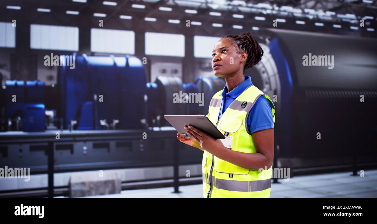 African Engineer Woman che controlla la struttura industriale. Ispezione OSHA Foto Stock