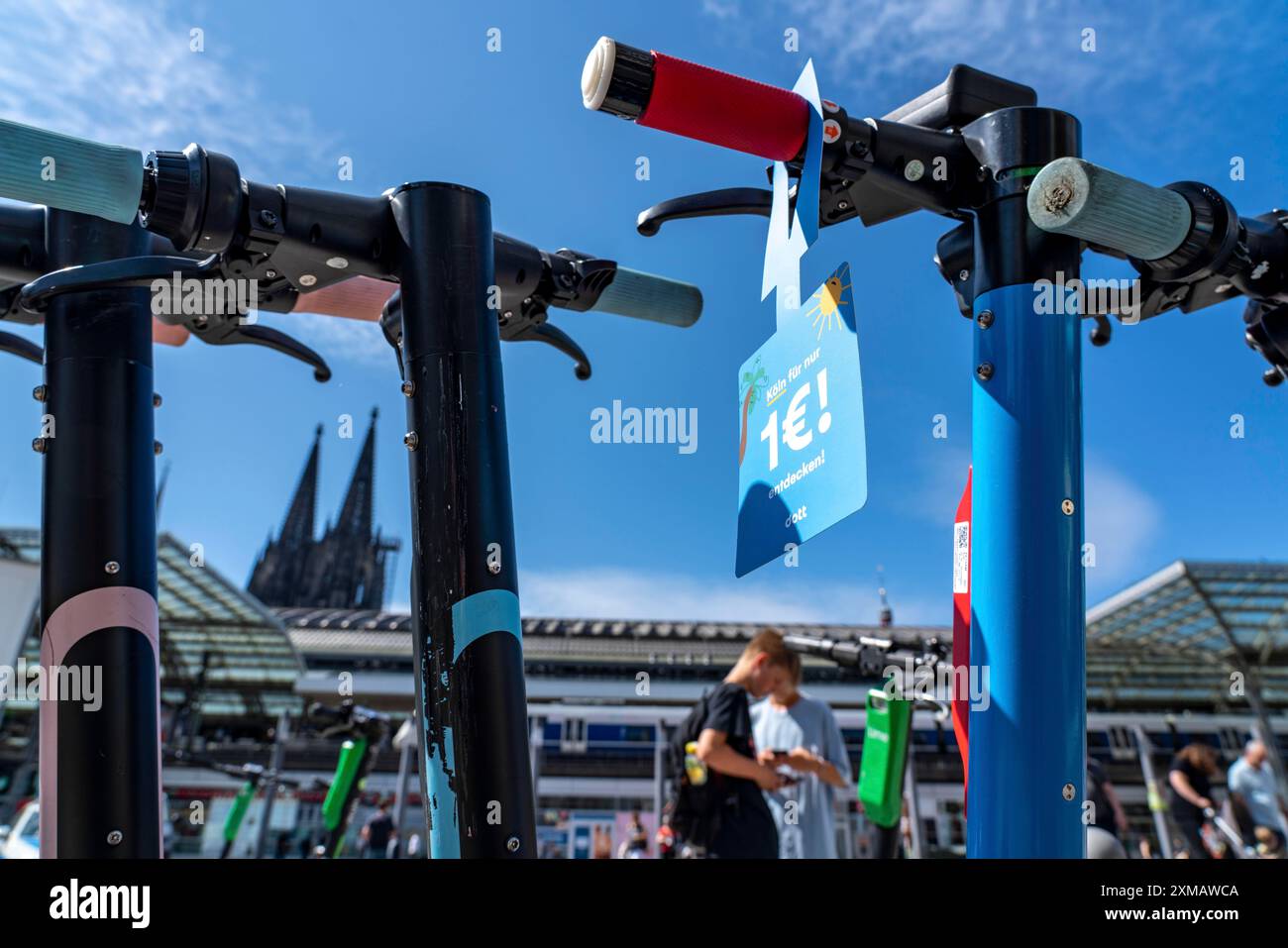 Un gran numero di scooter elettrici sono parcheggiati sulla Breslauer Platz, di fronte alla stazione centrale di Colonia, area parcheggio legale, in parte segnalata Foto Stock