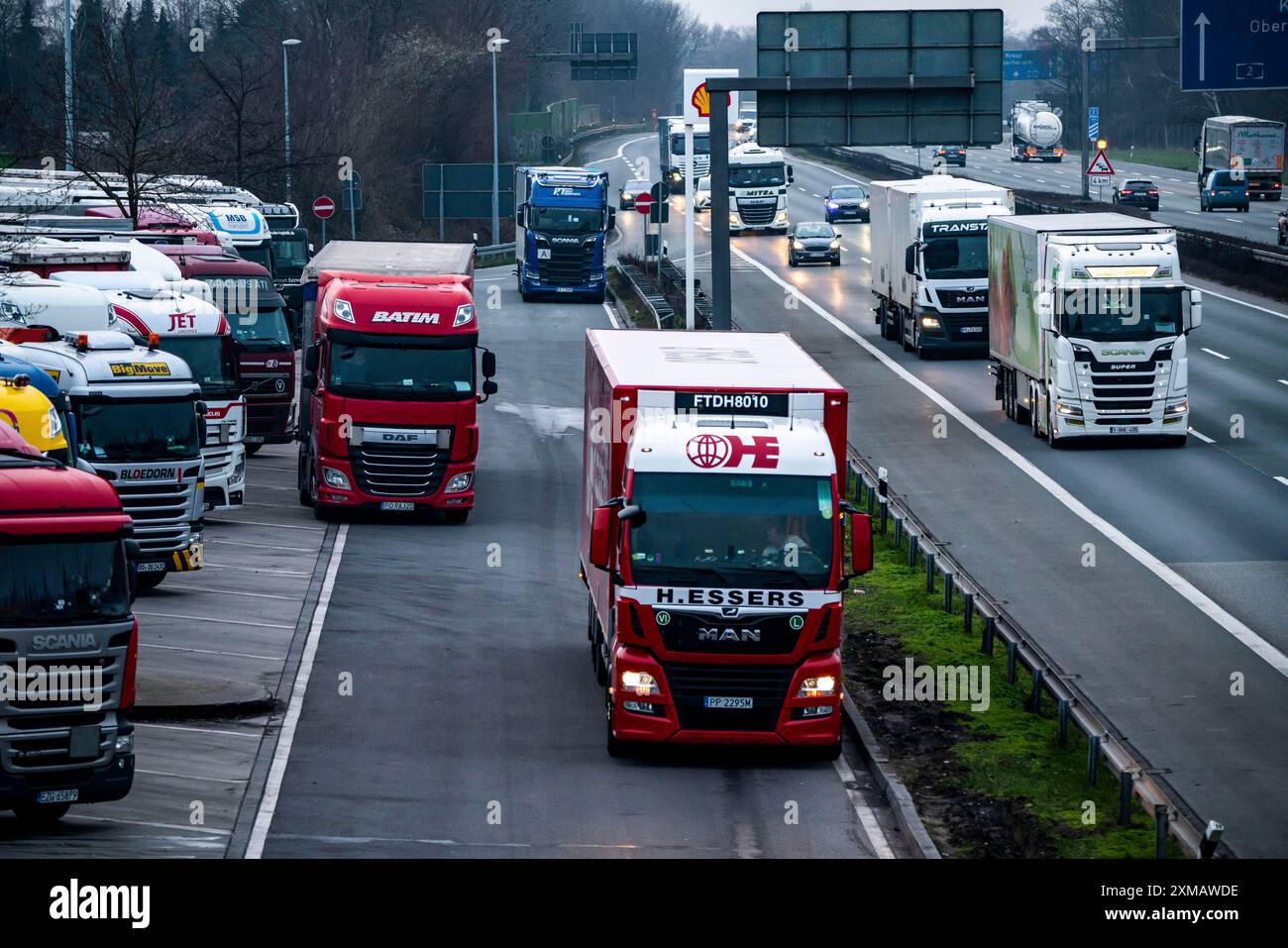 Traffico pesante sulla A2 presso l'area di servizio Bottrop-Sued, parcheggio di camion sovraffollato la sera, Bottrop, Renania settentrionale-Vestfalia, Germania Foto Stock