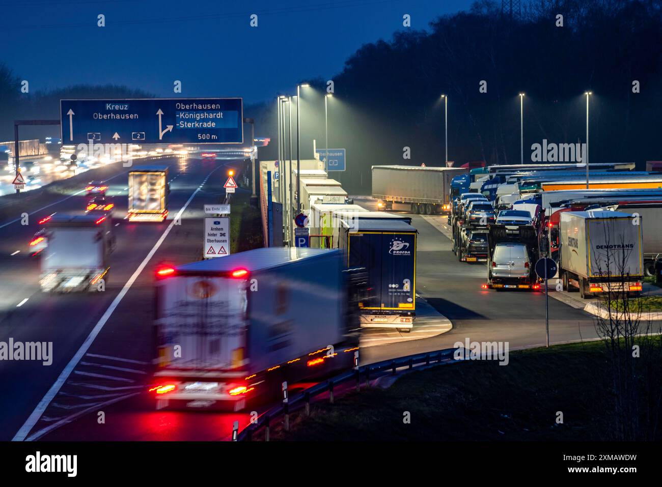 Traffico intenso sulla A2 nella zona di sosta Schwarze Heide, Bottrop, parcheggio per camion sovraffollato in serata, Bottrop, Renania settentrionale-Vestfalia Foto Stock