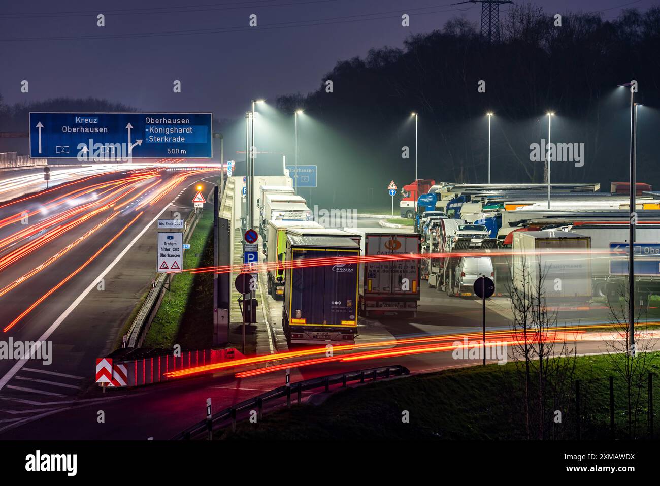 Traffico intenso sulla A2 nella zona di sosta Schwarze Heide, Bottrop, parcheggio per camion sovraffollato in serata, Bottrop, Renania settentrionale-Vestfalia Foto Stock