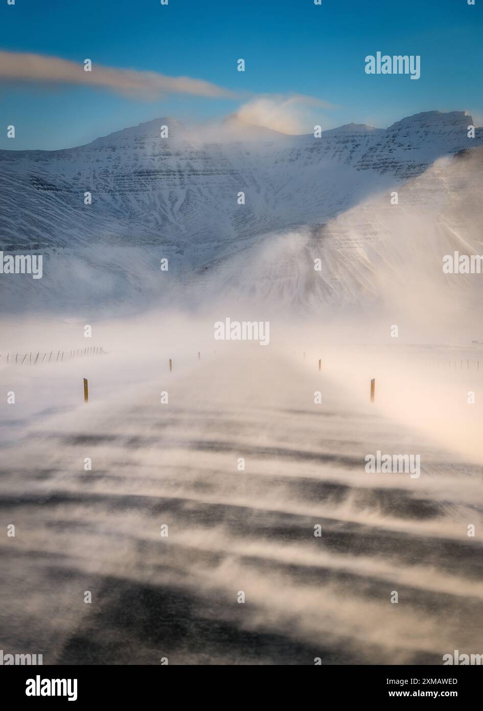 Potente tempesta di neve in Islanda, venti ad alta velocità che soffiano la neve sulla strada, scarsa visibilità, guida attraverso l'Islanda Foto Stock