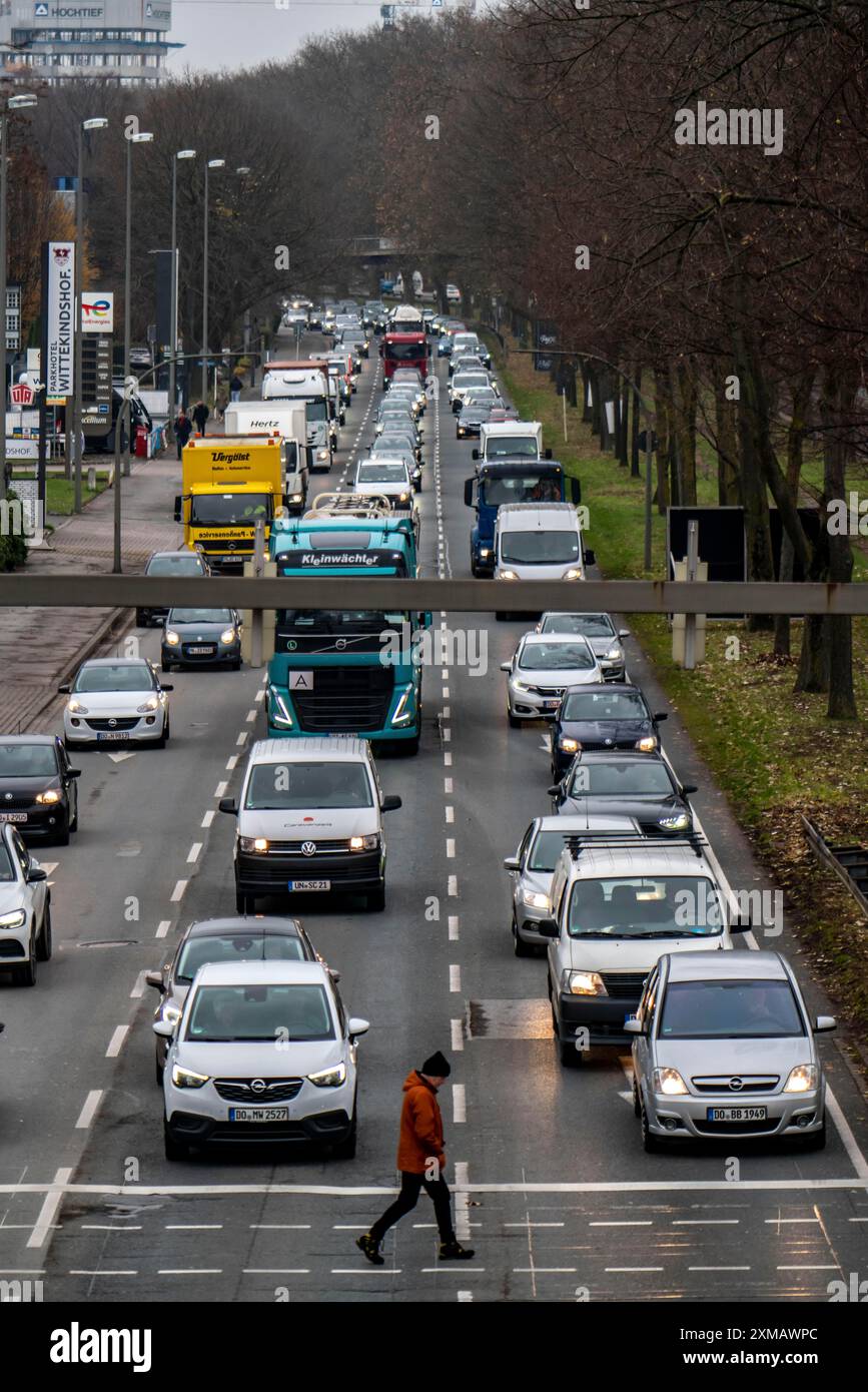 Traffico nel centro città, Westfalendamm a 3 corsie, strada federale B1, traffico pesante, Renania settentrionale-Vestfalia, Germania, Dortmund Foto Stock