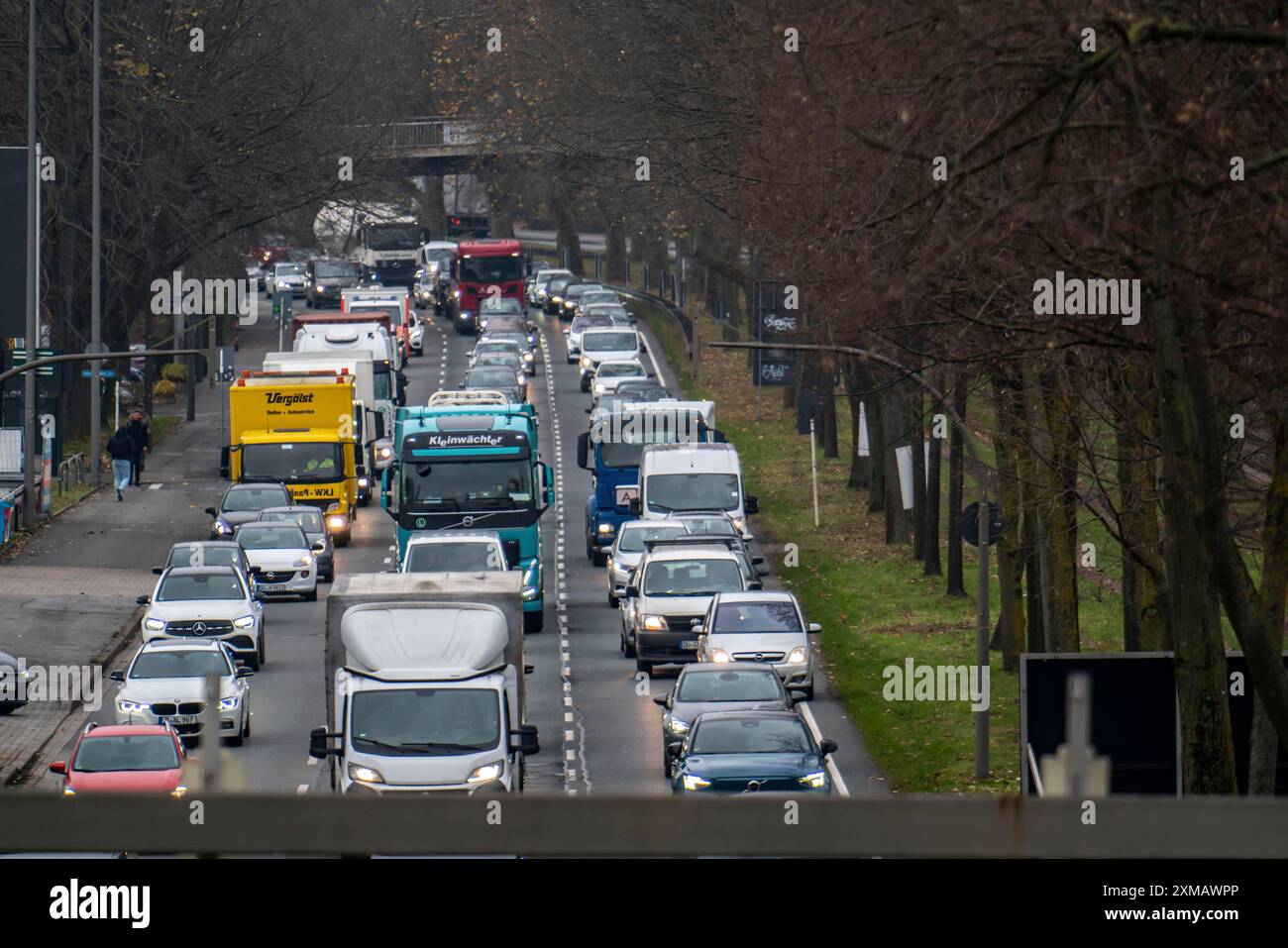 Traffico nel centro città, Westfalendamm a 3 corsie, strada federale B1, traffico pesante, Renania settentrionale-Vestfalia, Germania, Dortmund Foto Stock
