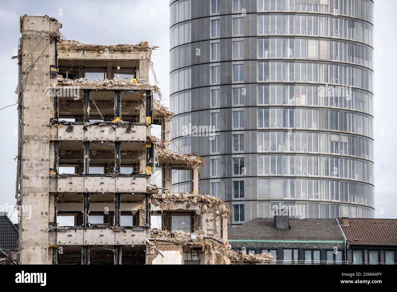 Demolizione dell'ex complesso di edifici RWE, nel centro della città, sull'autostrada A40 ad Essen, con la Torre RWE sullo sfondo, a nord Foto Stock