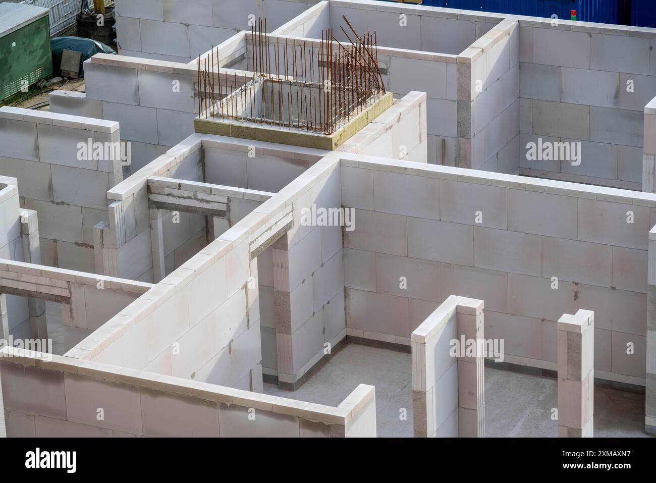 Cantiere, costruzione di conchiglie, pareti di un edificio residenziale sono rifiniti, albero di sollevamento Foto Stock