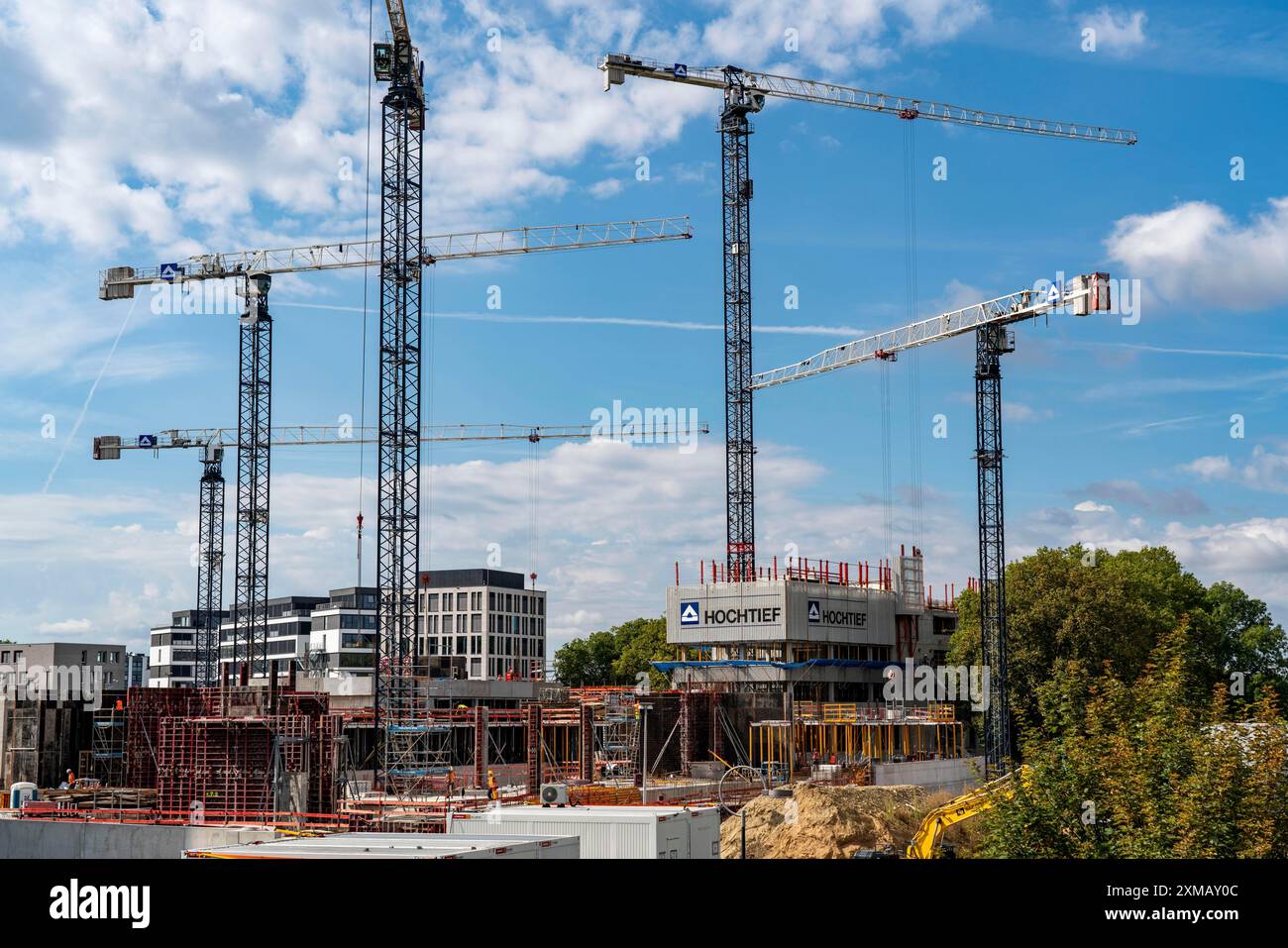 Costruzione di gru su due grandi cantieri, costruzione di edifici per uffici a Dortmund-Schueren-Neu, Renania settentrionale-Vestfalia, Germania Foto Stock