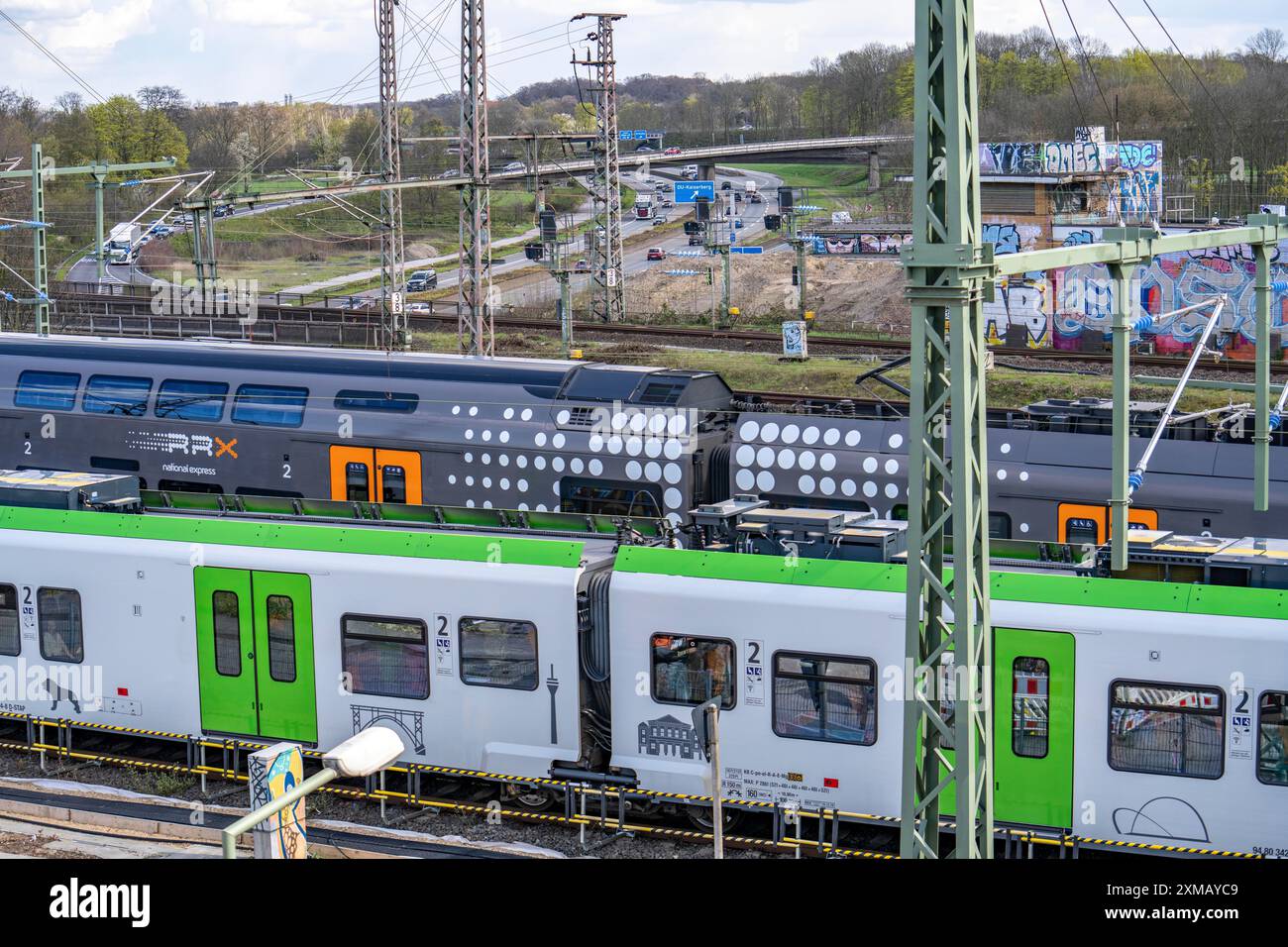 S-Bahn ed espresso regionale, Rhein-Ruhr-Express, treno RRX sulla linea ferroviaria allo svincolo autostradale di Kaiserberg, A3 e A40, corse 8 binari Foto Stock