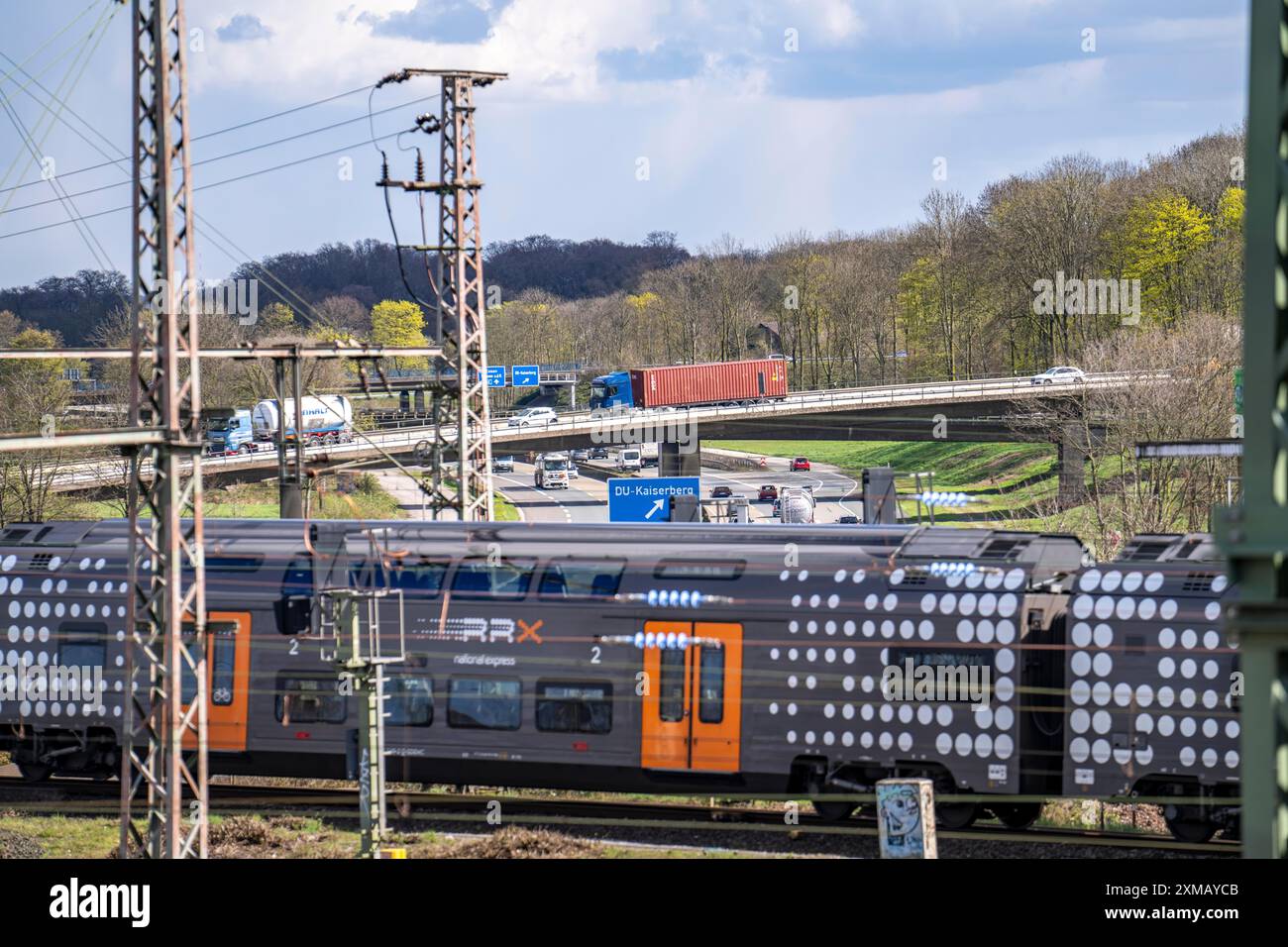 Regional Express, Rhine-Ruhr Express, RRX sulla linea ferroviaria allo svincolo autostradale di Kaiserberg, A3 e A40, 8 binari corrono paralleli Foto Stock