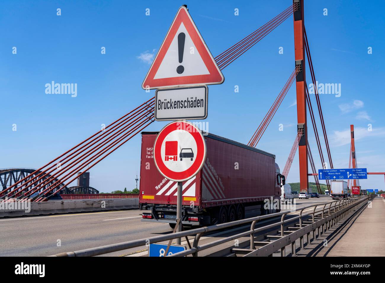 Il ponte autostradale tra Duisburg-Baerl e Duisburg-Beeckerwerth, A42, sul Reno, nota di danni al ponte, divieto di sorpasso per camion, nord Foto Stock