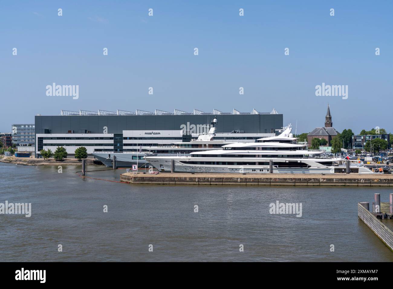 Oceanco, cantiere navale di Alblasserdam, specializzato nella costruzione di mega yacht, yacht di lusso, sul fiume Noord, Olanda meridionale, di fronte all'H3 Foto Stock