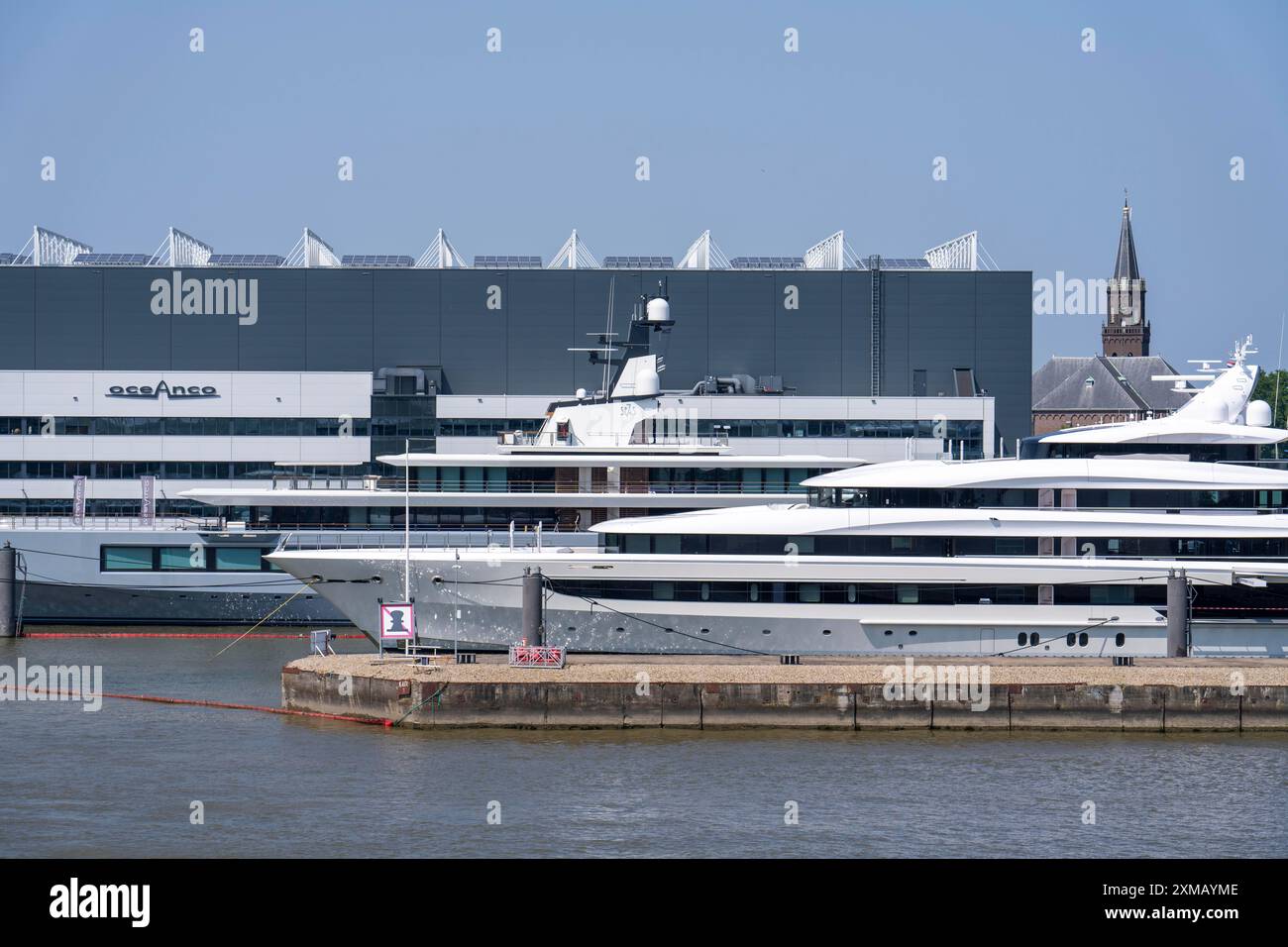 Oceanco, cantiere navale di Alblasserdam, specializzato nella costruzione di mega yacht, yacht di lusso, sul fiume Noord, Olanda meridionale, di fronte all'H3 Foto Stock