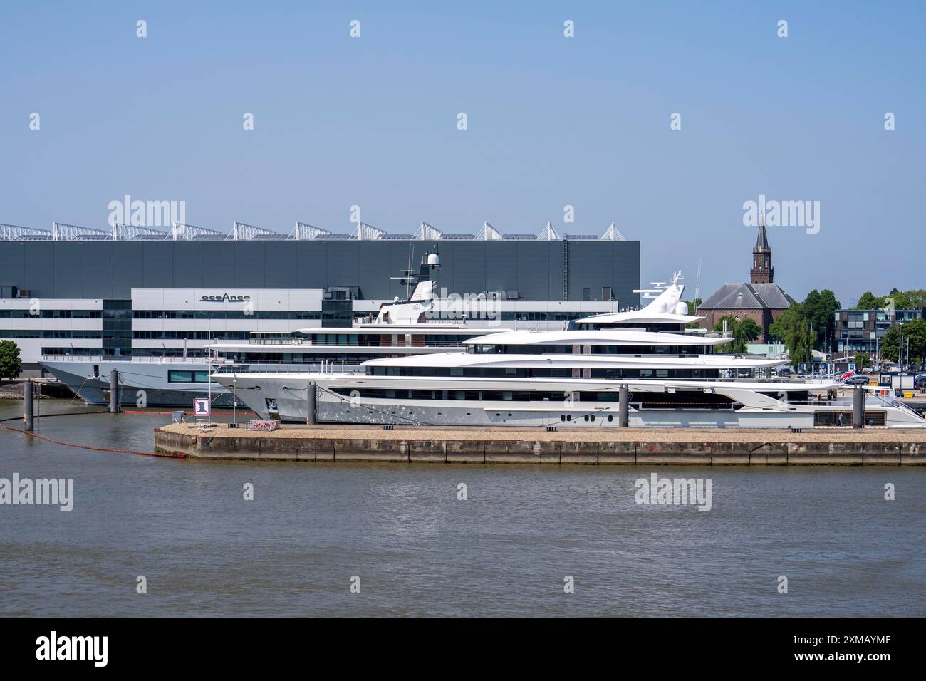 Oceanco, cantiere navale di Alblasserdam, specializzato nella costruzione di mega yacht, yacht di lusso, sul fiume Noord, Olanda meridionale, di fronte all'H3 Foto Stock