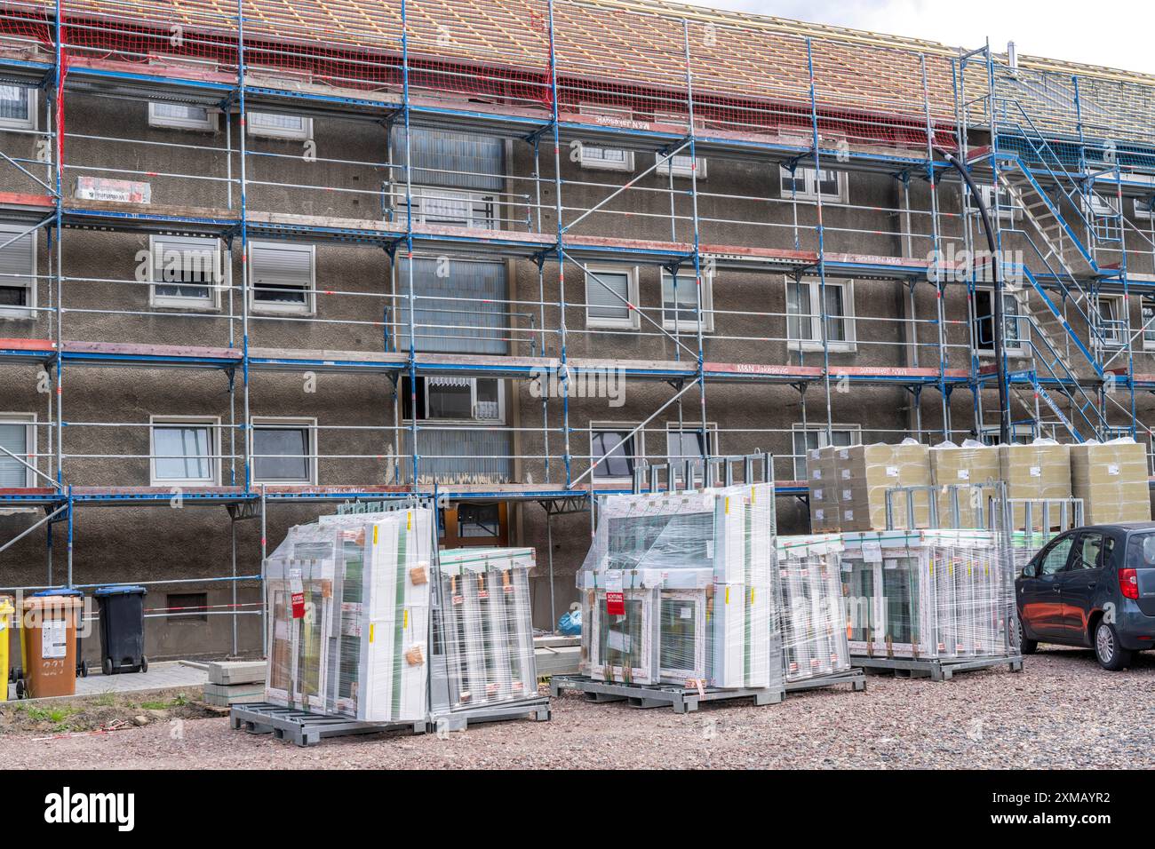 Ristrutturazione efficiente dal punto di vista energetico di un condominio, isolamento termico, nuove finestre e nuova copertura del tetto Foto Stock