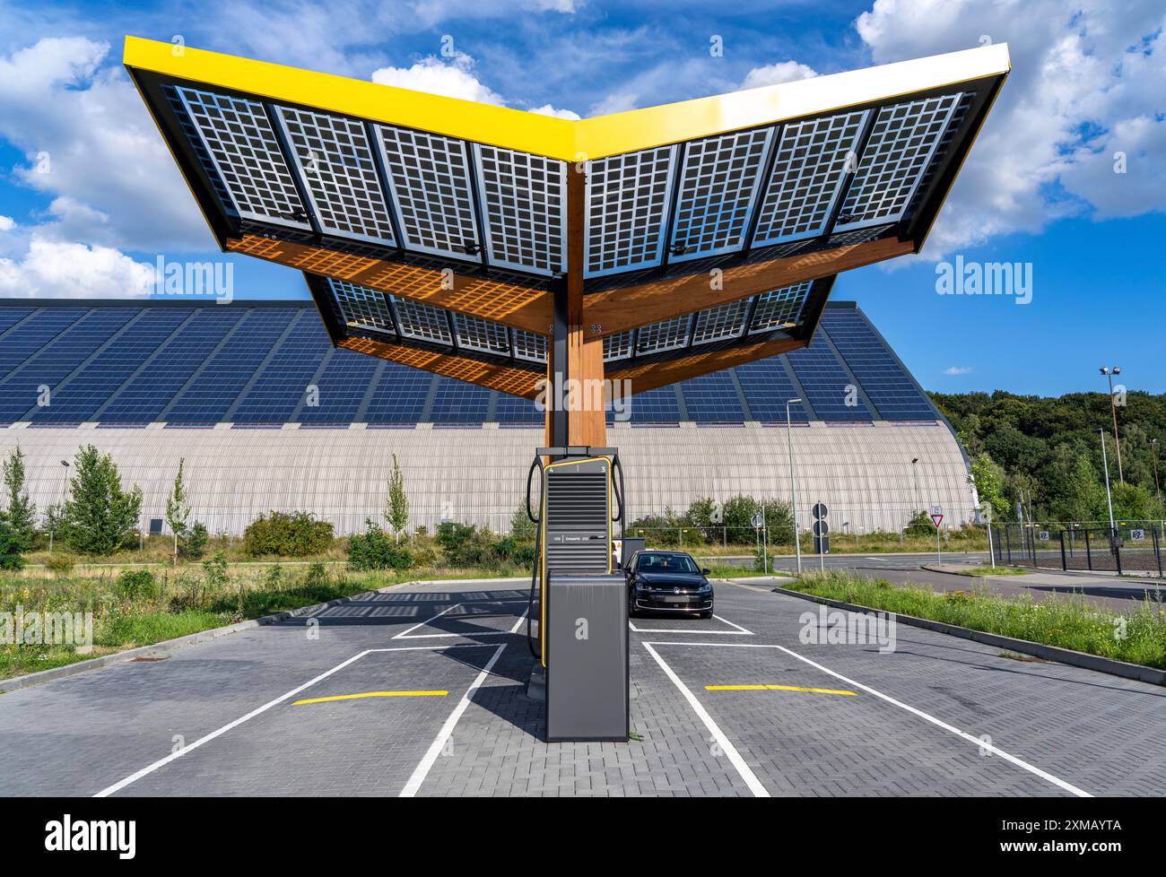 Stazione di alimentazione elettrica sul sito dell'ex miniera di Lohberg a Dinslaken, 4 colonne a ricarica rapida da 300 kW, del fornitore Fastend, la ricarica Foto Stock