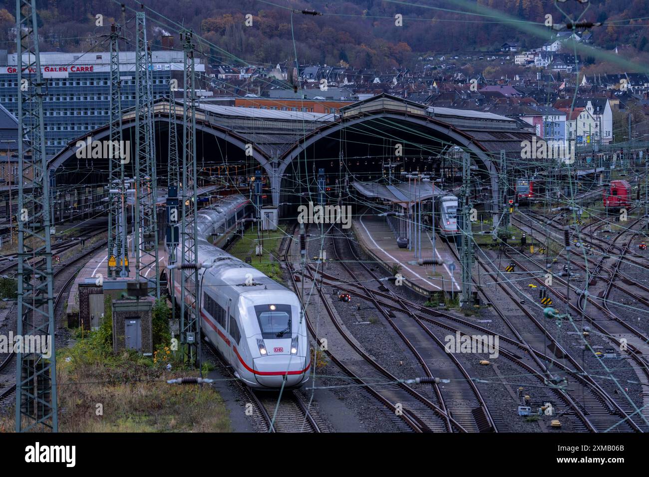 La stazione ferroviaria principale di Hagen, le sale delle stazioni, i binari, le piattaforme, il treno ICE, Hagen, Renania settentrionale-Vestfalia, Germania Foto Stock