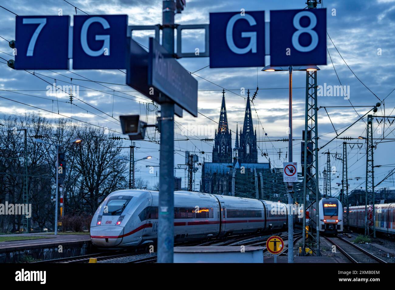 Centro fieristico di Colonia/Deutz, piattaforma, cattedrale di Colonia, ICE e RRX train, Colonia, Renania settentrionale-Vestfalia, Germania Foto Stock