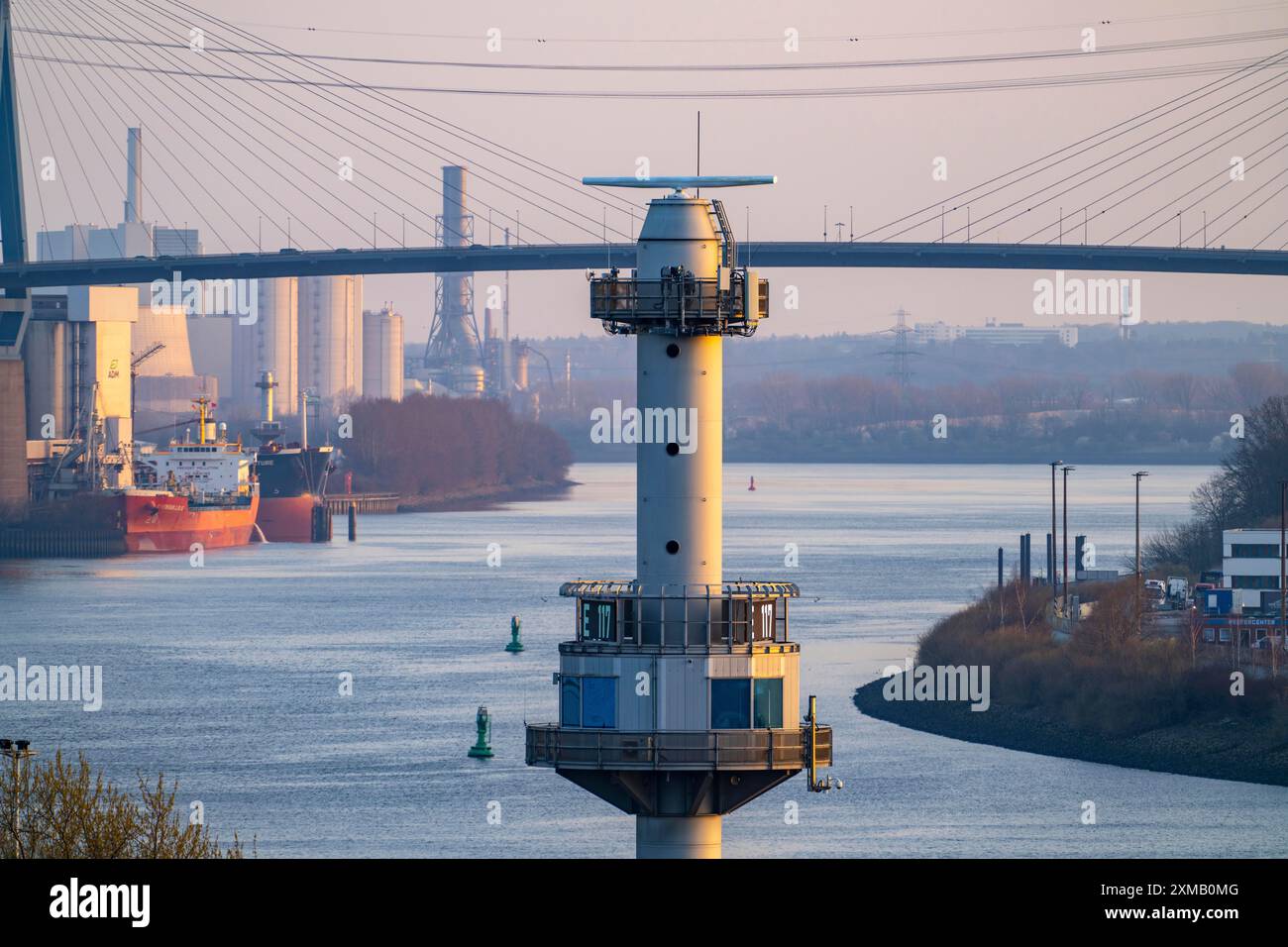 Vista sull'Elba fino al Koehlbrand, estuario del Suederelbe nel Norderelbe, con il ponte Koehlbrand, la torre radar, Amburgo, Germania Foto Stock