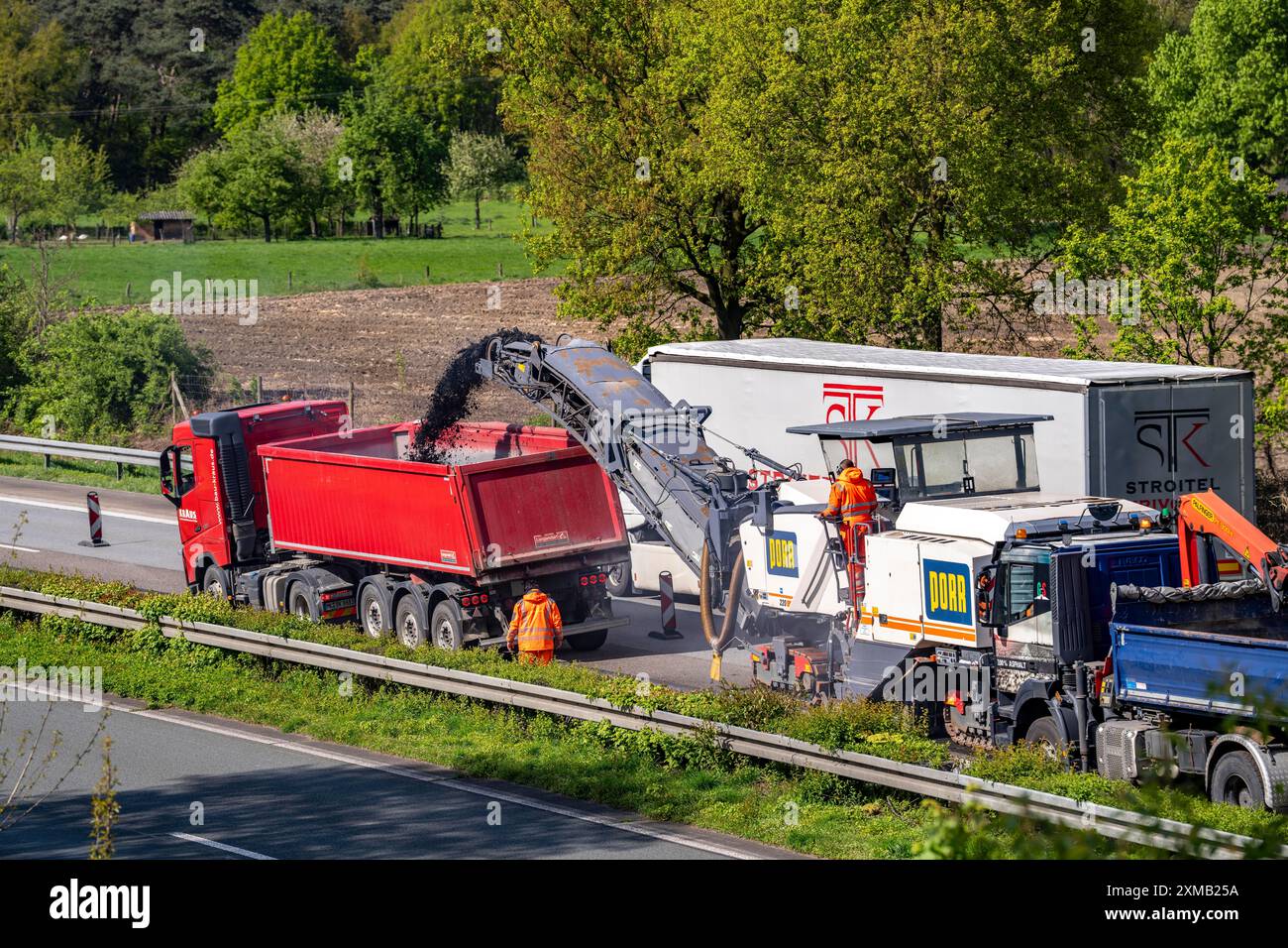 Cantiere autostradale sulla A3 tra Huenxe ed Emmerich, in entrambe le direzioni, vicino a Rees, fresando il vecchio strato di asfalto, il fondo stradale Foto Stock