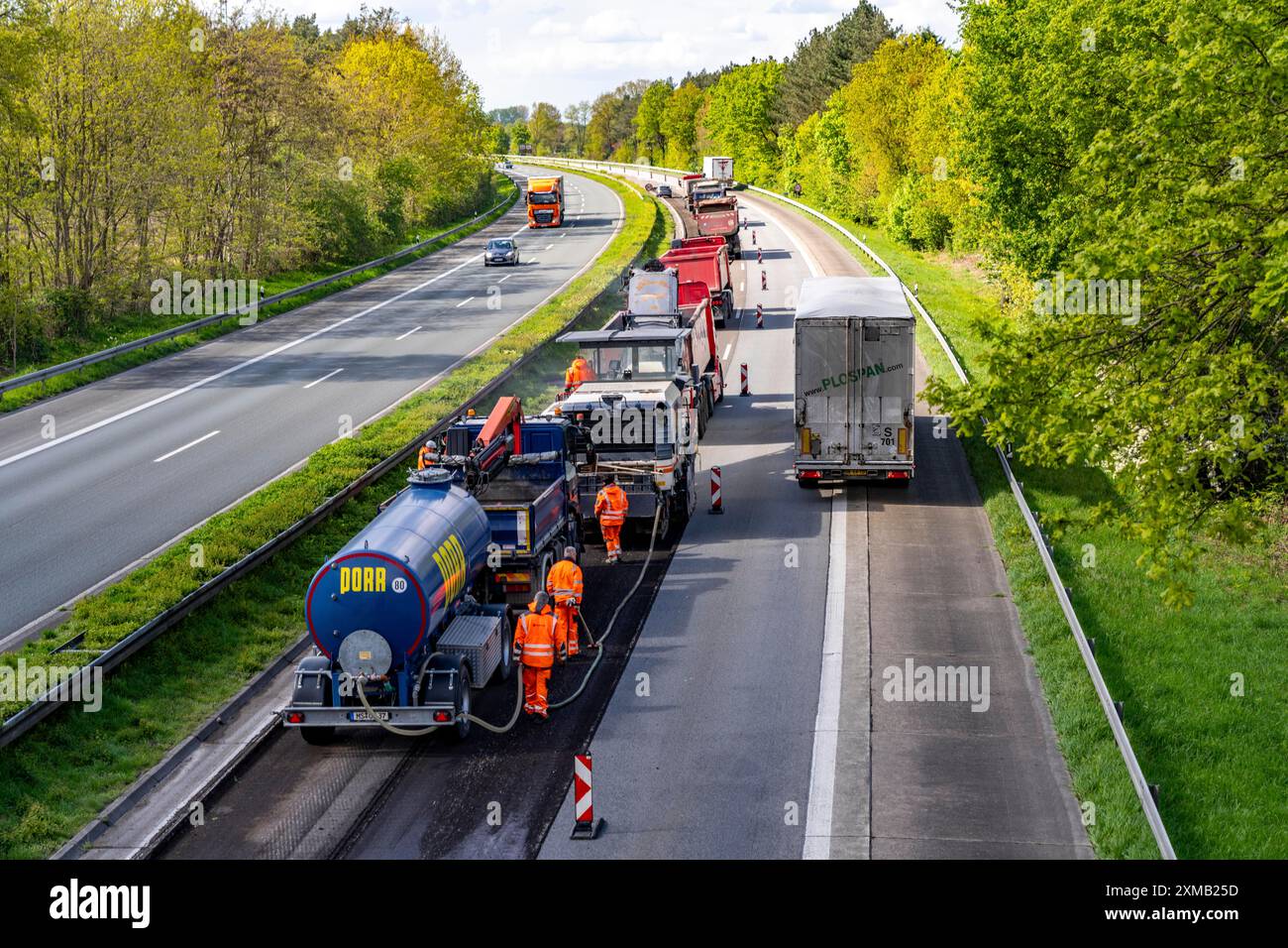 Cantiere autostradale sulla A3 tra Huenxe ed Emmerich, in entrambe le direzioni, vicino a Rees, fresando il vecchio strato di asfalto, il fondo stradale Foto Stock