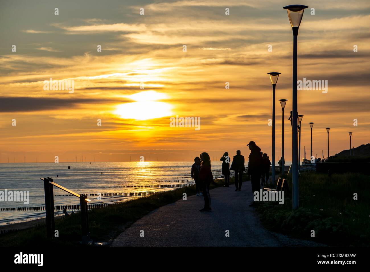 Tramonto sulla spiaggia di Zoutelande, gente sulla diga, Zelanda, Paesi Bassi Foto Stock