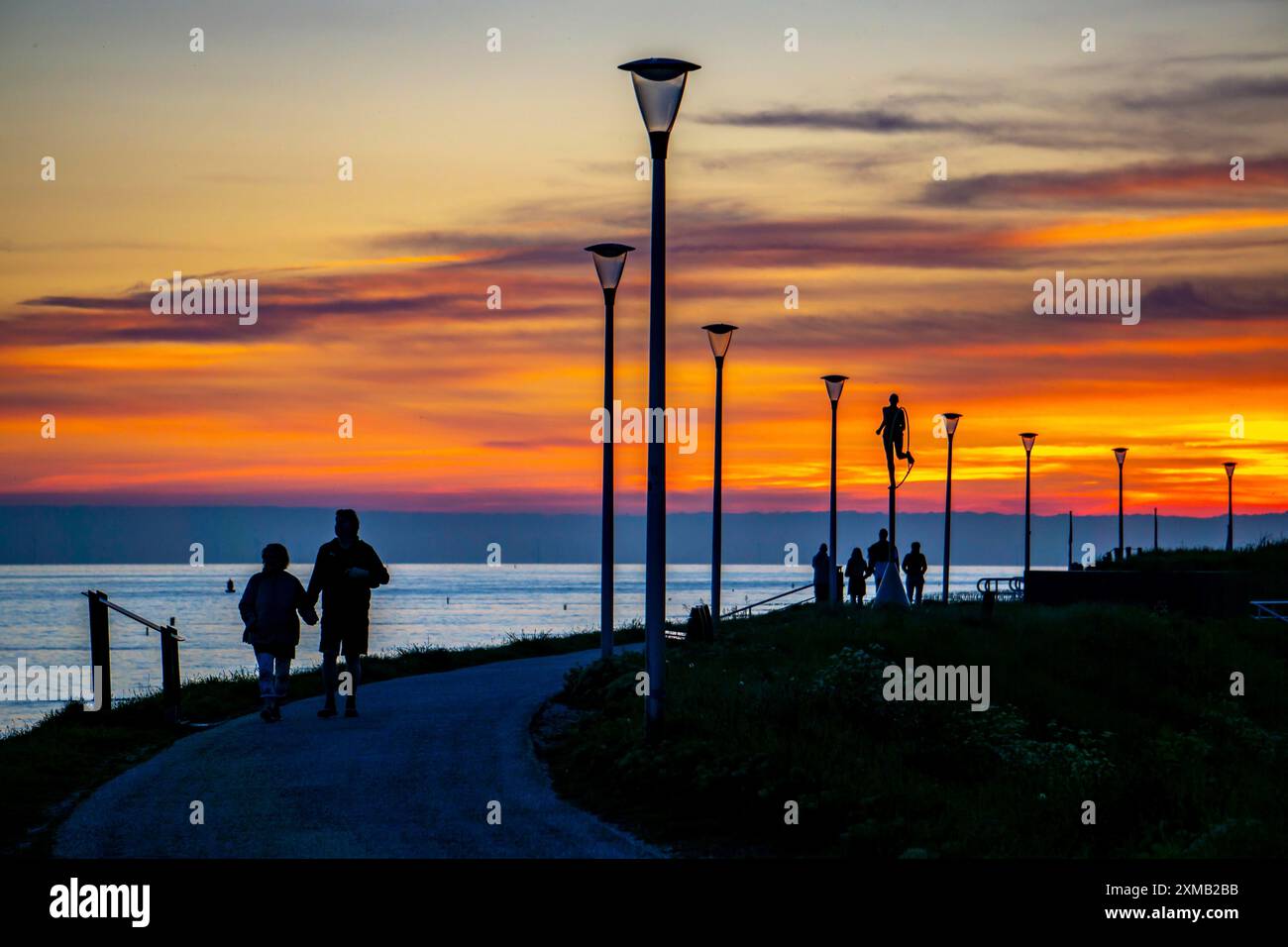 Tramonto sulla spiaggia di Zoutelande, gente sulla diga, Zelanda, Paesi Bassi Foto Stock