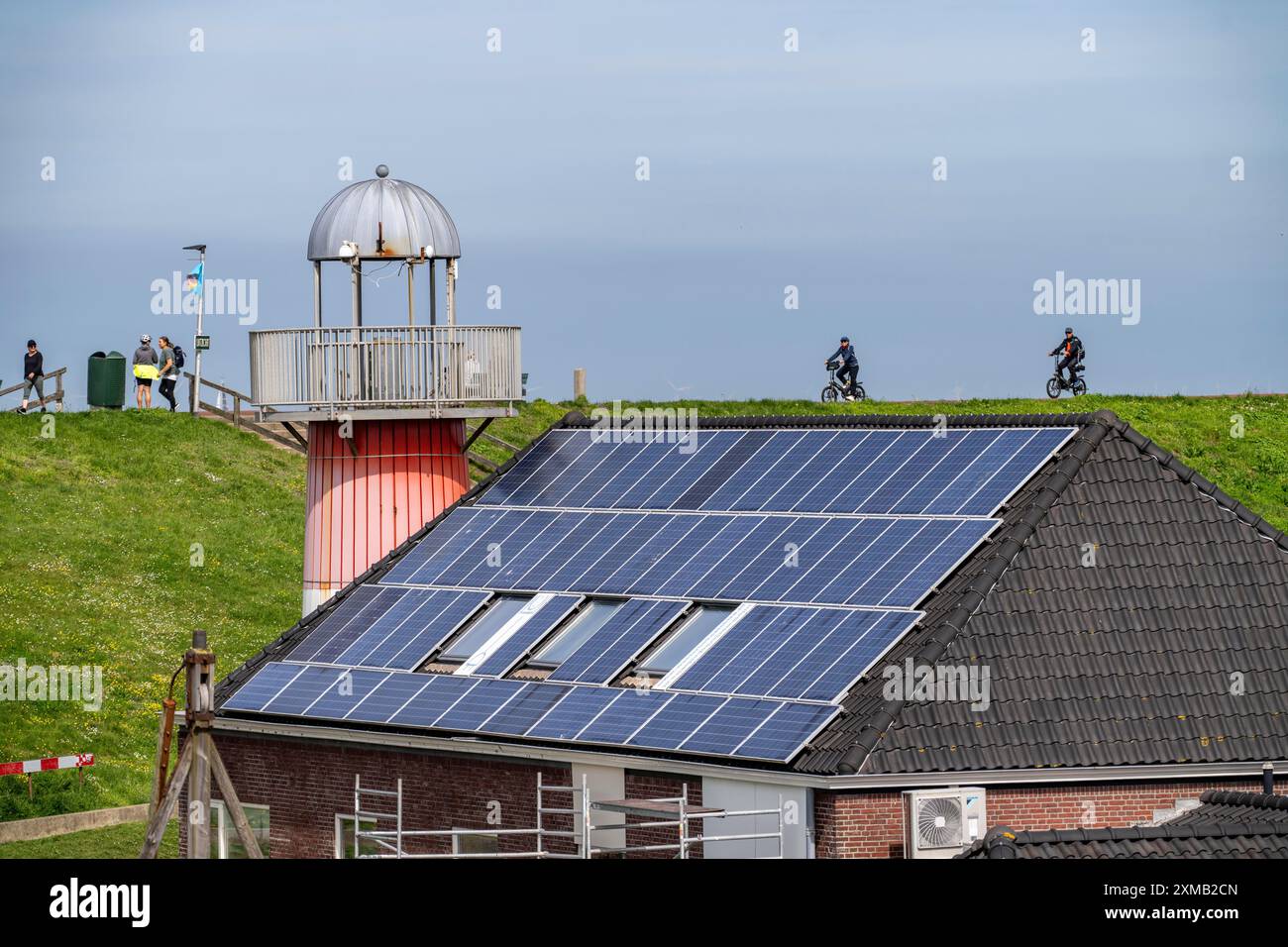 Moduli solari sui tetti, sul tetto di un edificio sulla diga, costa del Mare del Nord, in Zelanda, Westkapelle, Paesi Bassi Foto Stock