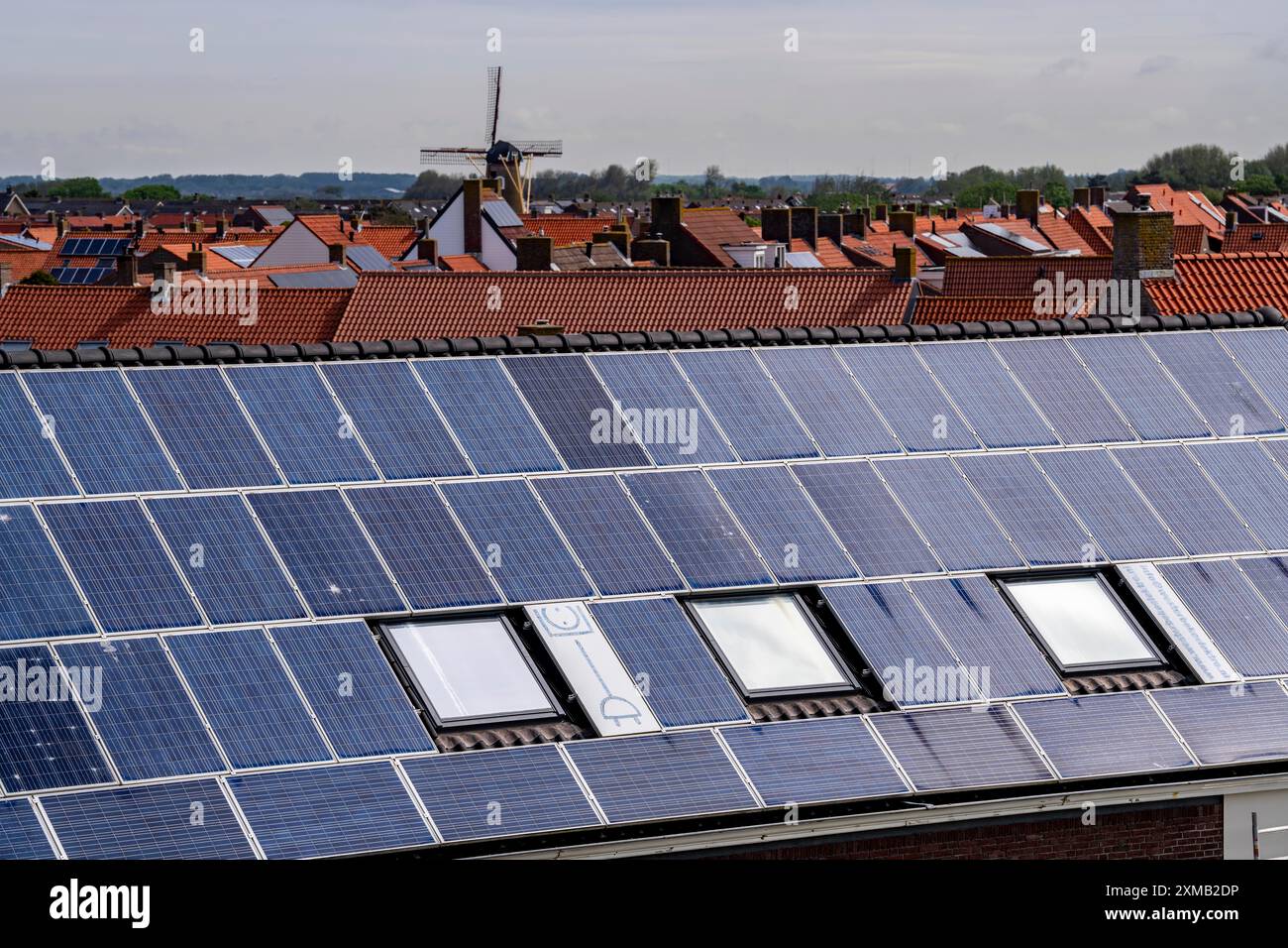 Moduli solari sui tetti, sul tetto di un edificio sulla diga, costa del Mare del Nord, in Zelanda, Westkapelle, Paesi Bassi Foto Stock