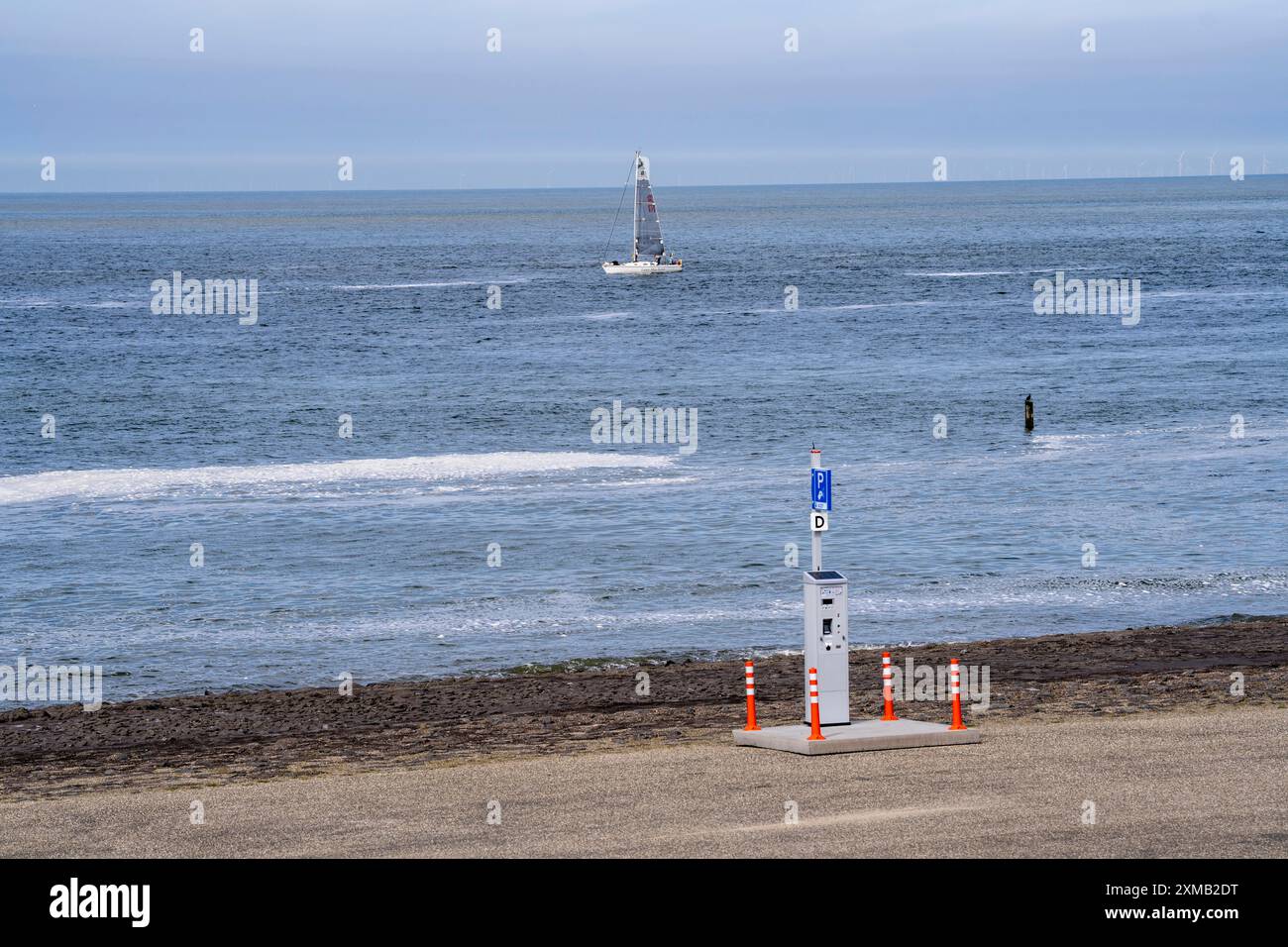 Westkapelse Zeedijk, diga del Mare del Nord in Zelanda, può essere utilizzato come parcheggio, biglietteria, vicino a Westkapelle, Paesi Bassi Foto Stock