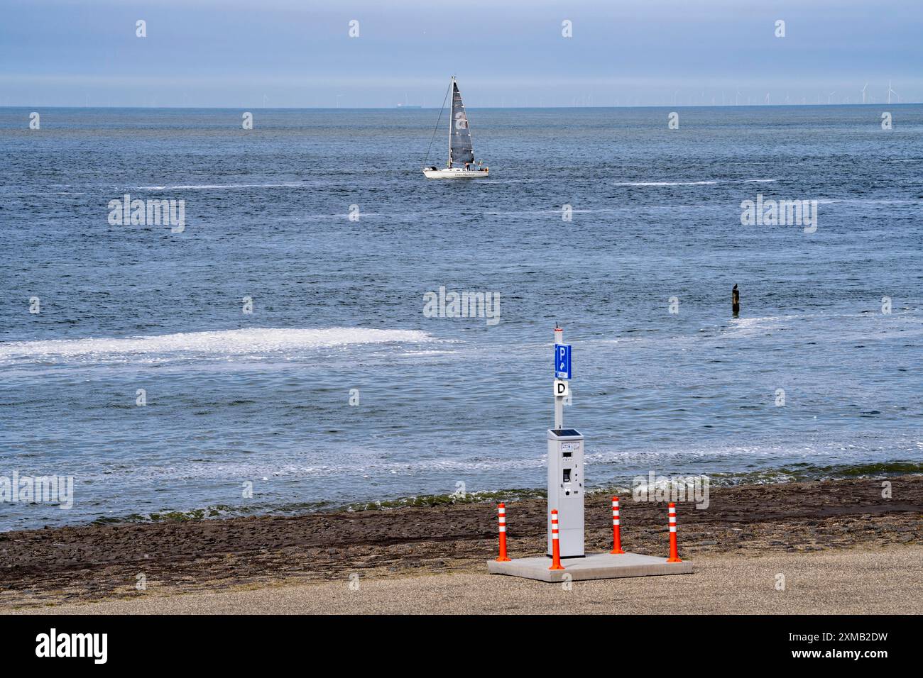 Westkapelse Zeedijk, diga del Mare del Nord in Zelanda, può essere utilizzato come parcheggio, biglietteria, vicino a Westkapelle, Paesi Bassi Foto Stock
