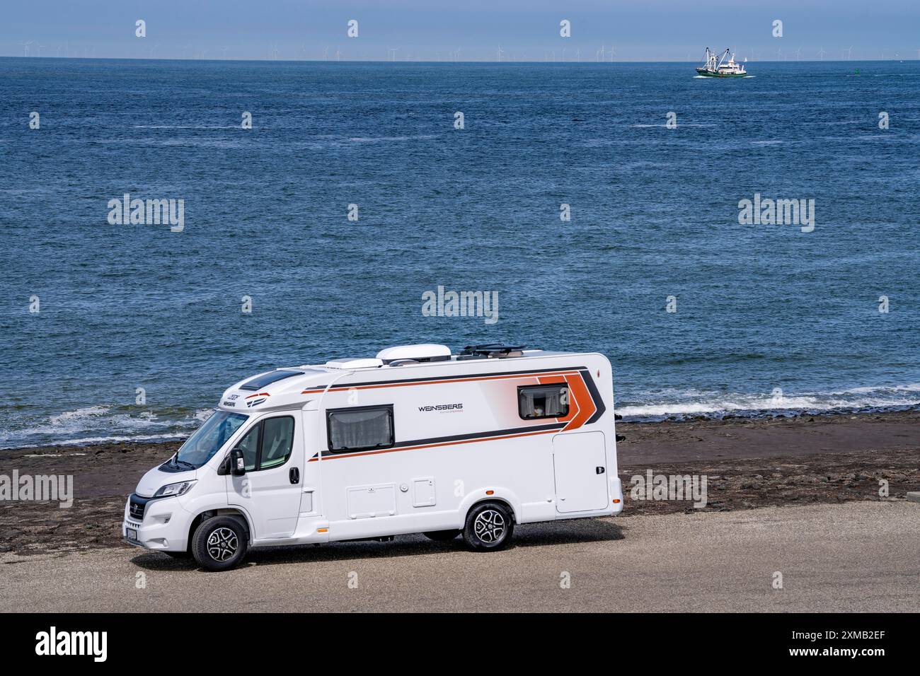 Westkapelse Zeedijk, diga del Mare del Nord in Zelanda, può essere utilizzato come parcheggio, barca da pesca, camper, vicino a Westkapelle, Paesi Bassi Foto Stock