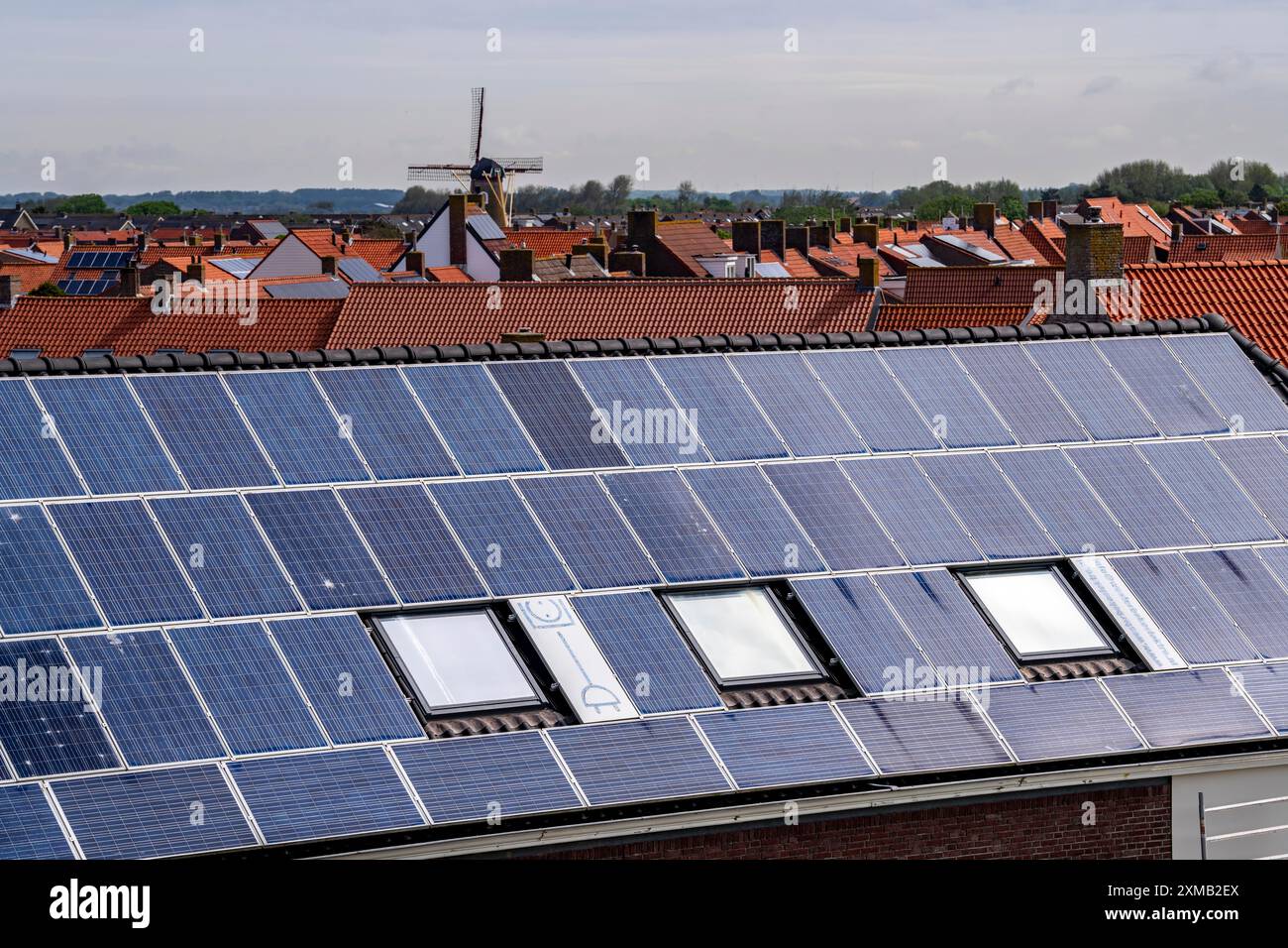 Moduli solari sui tetti, sul tetto di un edificio sulla diga, costa del Mare del Nord, in Zelanda, Westkapelle, Paesi Bassi Foto Stock