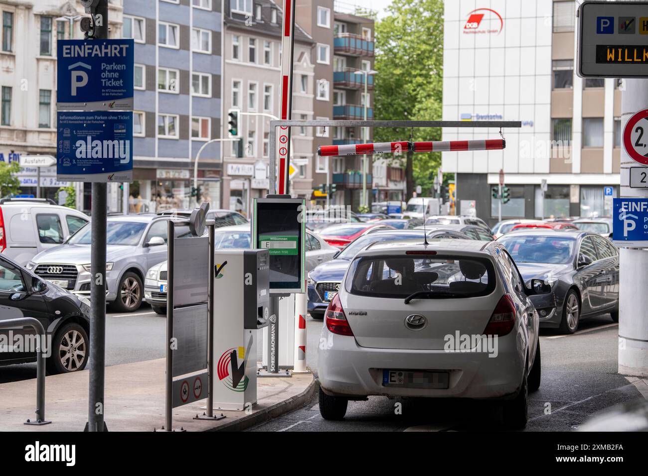 Parcheggio Husemannstrasse a Gelsenkirchen, soggetto a pagamento, riconoscimento della targa all'ingresso, pagamento alla stazione di pagamento inserendo la targa Foto Stock