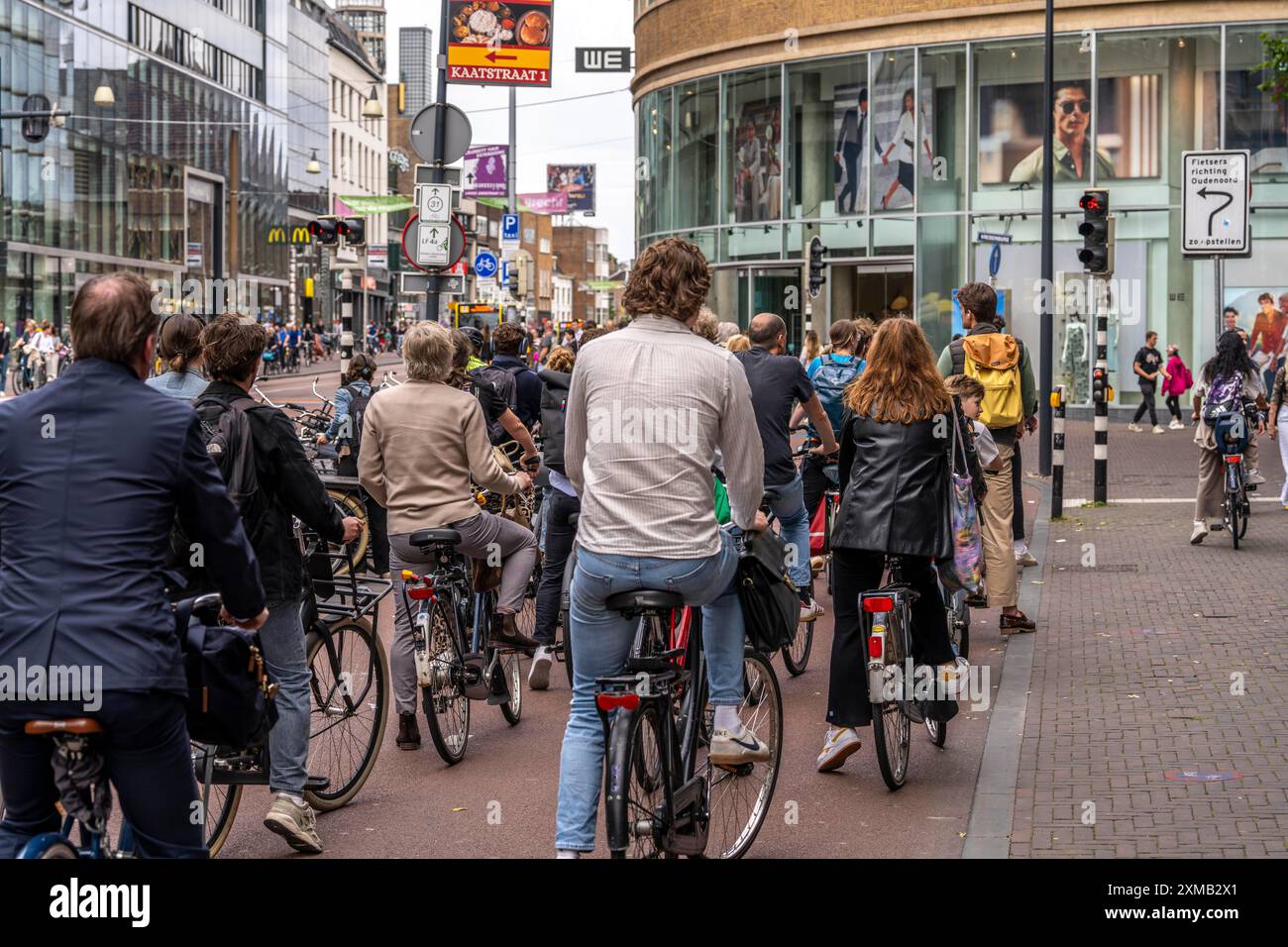 Pista ciclabile centrale su Lange Viestraat, nel centro della città di Utrecht, le corsie per pedoni, ciclisti e auto sono separate, in attesa del traffico Foto Stock