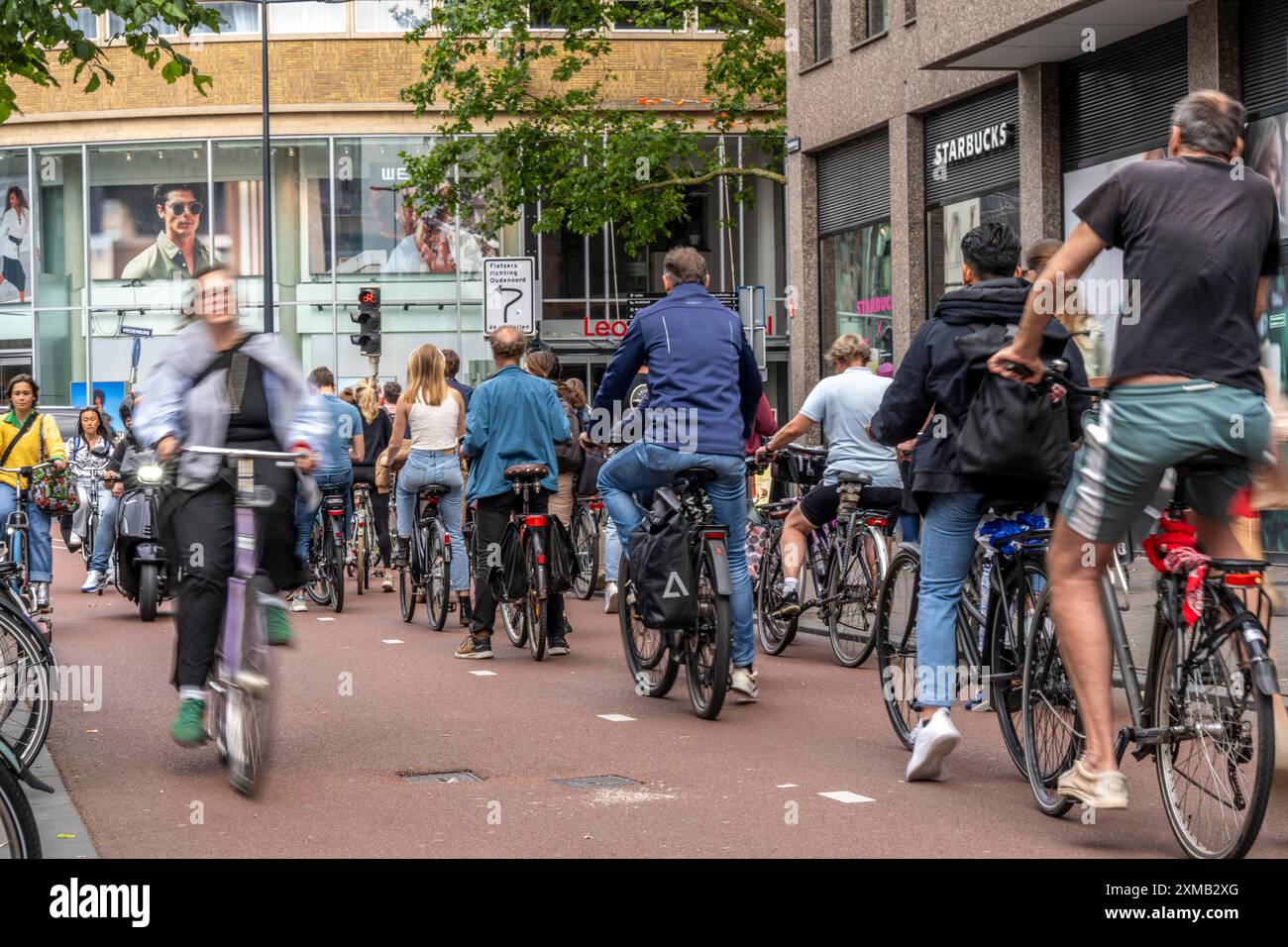 Pista ciclabile centrale su Lange Viestraat, nel centro della città di Utrecht, le corsie per pedoni, ciclisti e auto sono separate, in attesa del traffico Foto Stock