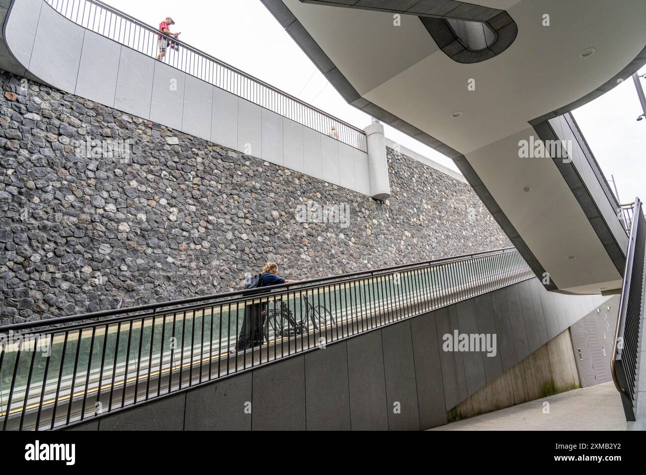 Nuovo parcheggio per biciclette presso la stazione centrale di Amsterdam, Stationsplein, spazio per circa 7000 biciclette, il più grande di Amsterdam, monitorato digitalmente Foto Stock