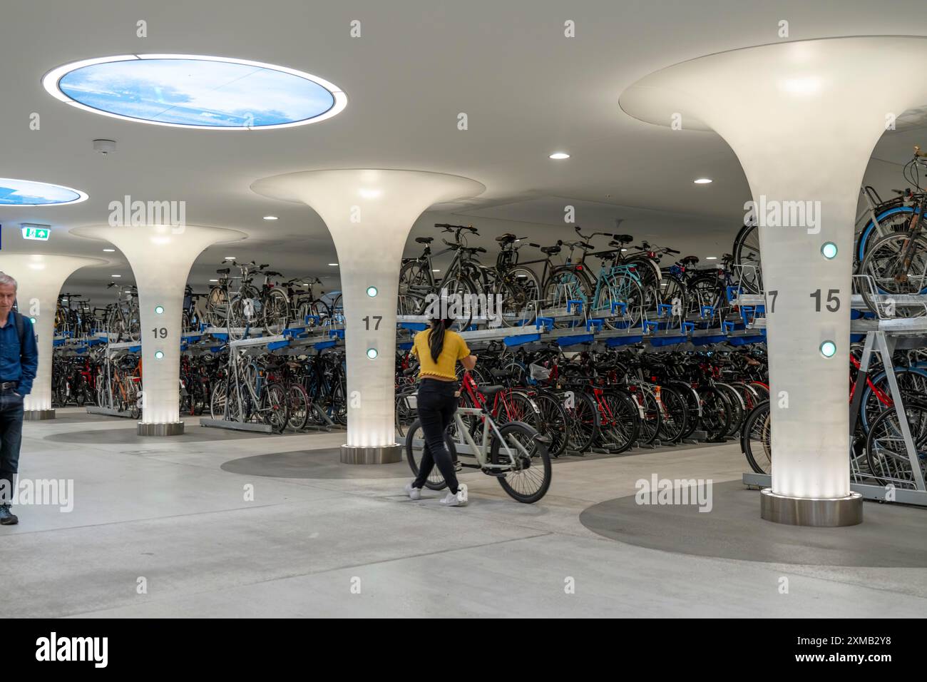 Nuovo parcheggio per biciclette alla stazione centrale di Amsterdam, Stationsplein, spazio per circa 7000 biciclette, il più grande di Amsterdam, monitorato digitalmente Foto Stock