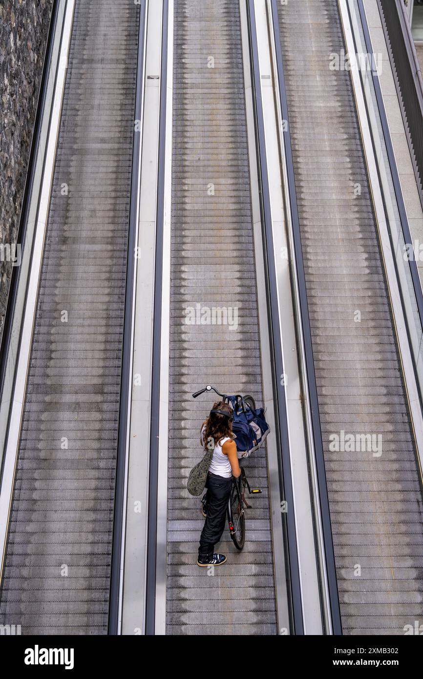 Nuovo parcheggio per biciclette presso la stazione centrale di Amsterdam, Stationsplein, spazio per circa 7000 biciclette, il più grande di Amsterdam, monitorato digitalmente Foto Stock