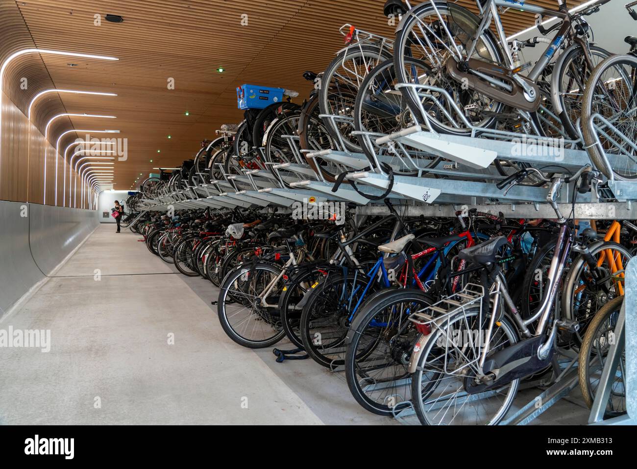 Nuovo parcheggio per biciclette alla stazione centrale di Amsterdam, IJboulevard, spazio per circa 4000 biciclette, monitoraggio digitale, metropolitana, collegamento diretto Foto Stock