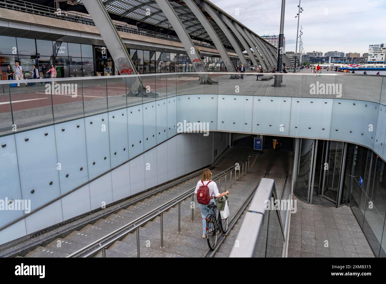 Nuovo parcheggio per biciclette alla stazione centrale di Amsterdam, IJboulevard, spazio per circa 4000 biciclette, monitoraggio digitale, uscita singola, metropolitana, diretto Foto Stock