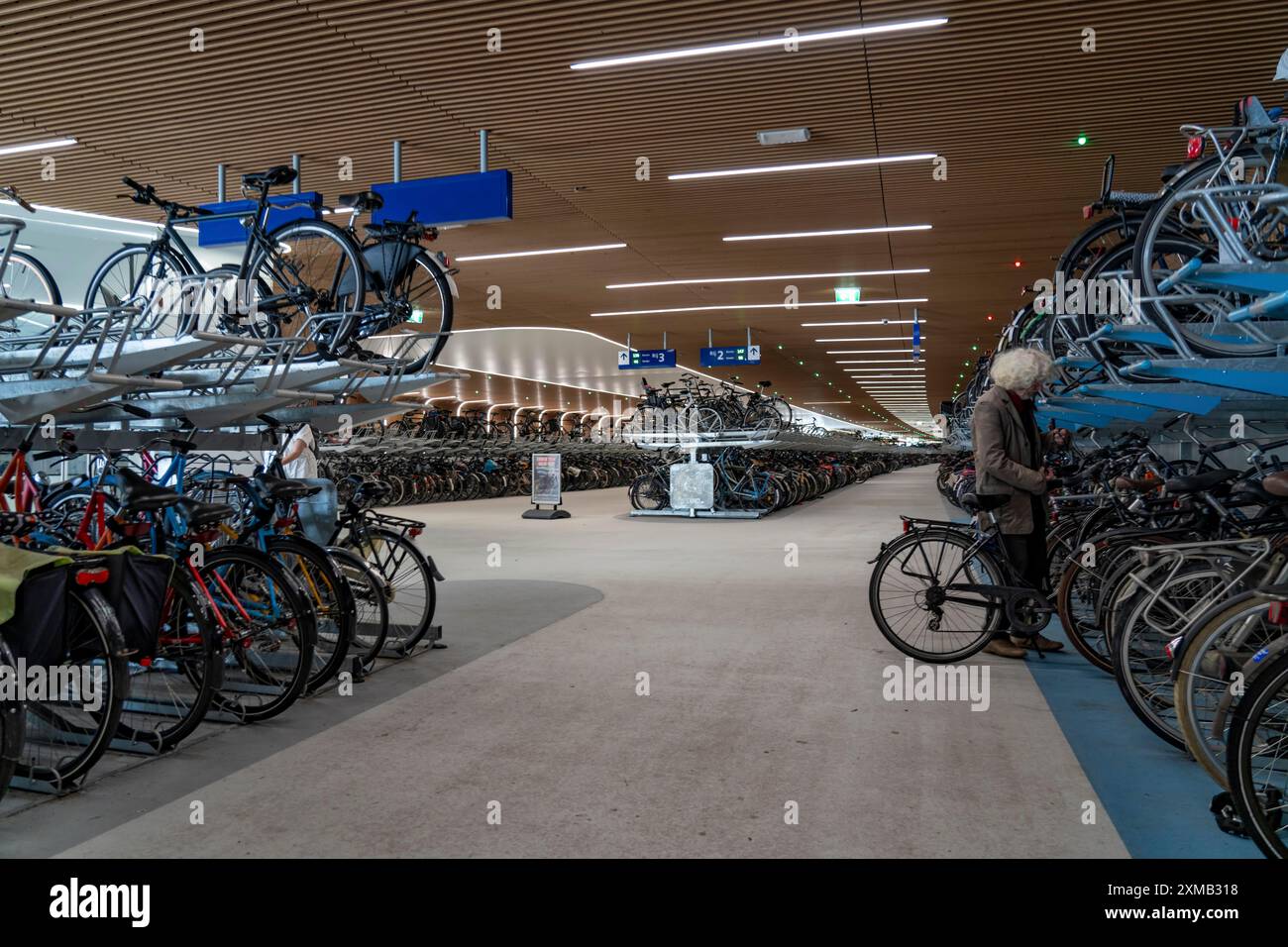 Nuovo parcheggio per biciclette alla stazione centrale di Amsterdam, IJboulevard, spazio per circa 4000 biciclette, monitoraggio digitale, metropolitana, collegamento diretto Foto Stock