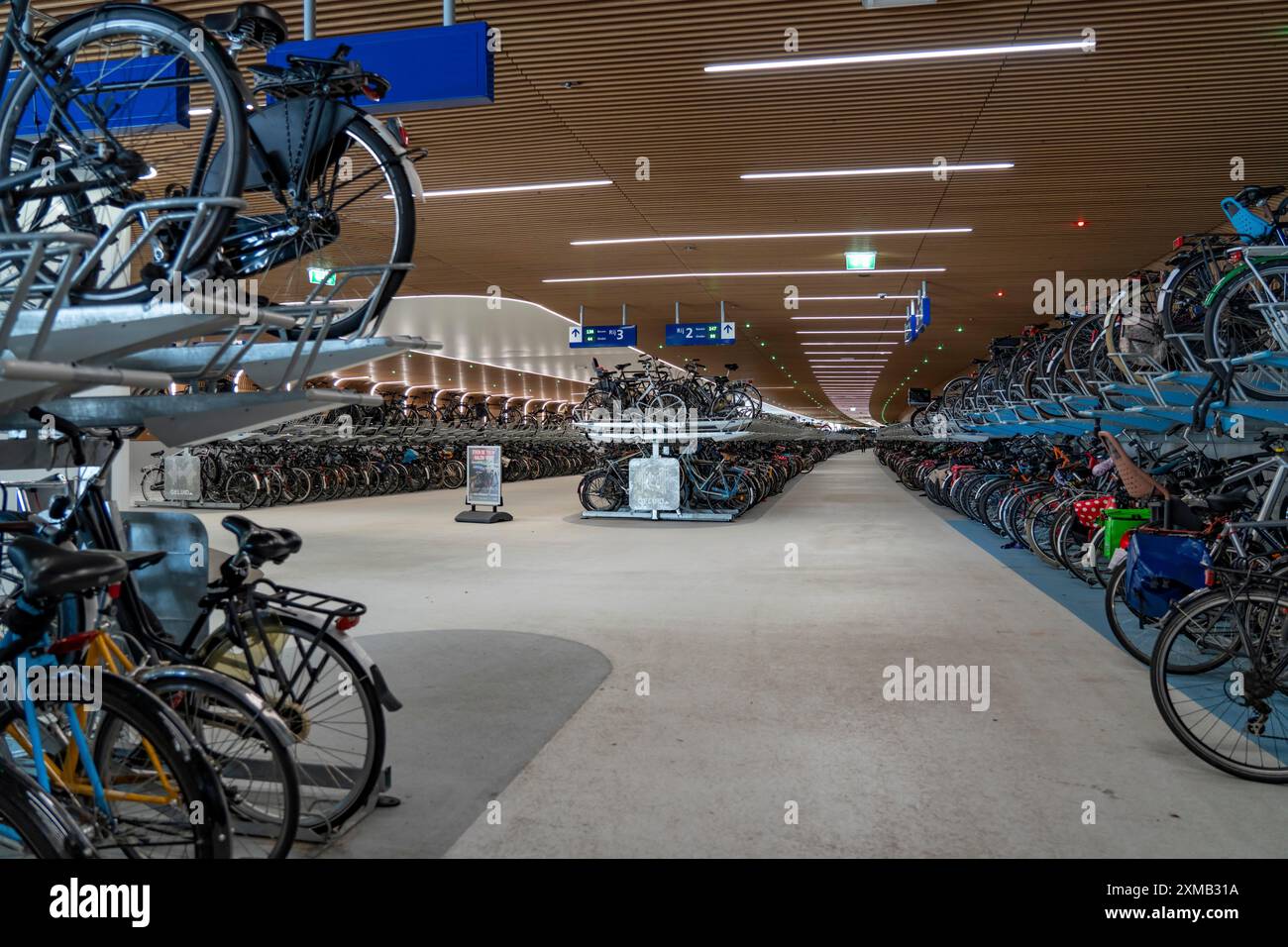 Nuovo parcheggio per biciclette alla stazione centrale di Amsterdam, IJboulevard, spazio per circa 4000 biciclette, monitoraggio digitale, metropolitana, collegamento diretto Foto Stock