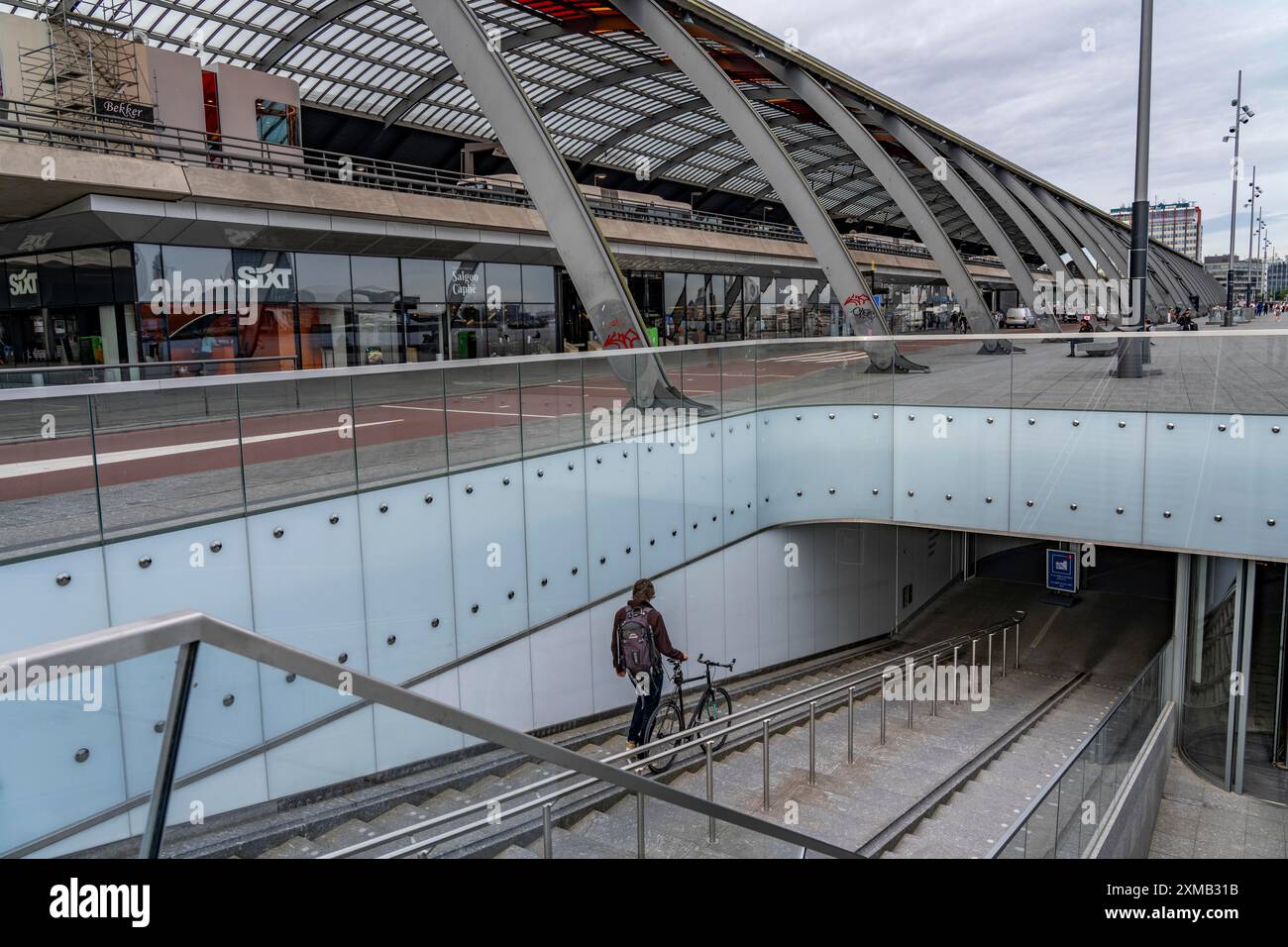 Nuovo parcheggio per biciclette alla stazione centrale di Amsterdam, IJboulevard, spazio per circa 4000 biciclette, monitoraggio digitale, uscita singola, metropolitana, diretto Foto Stock