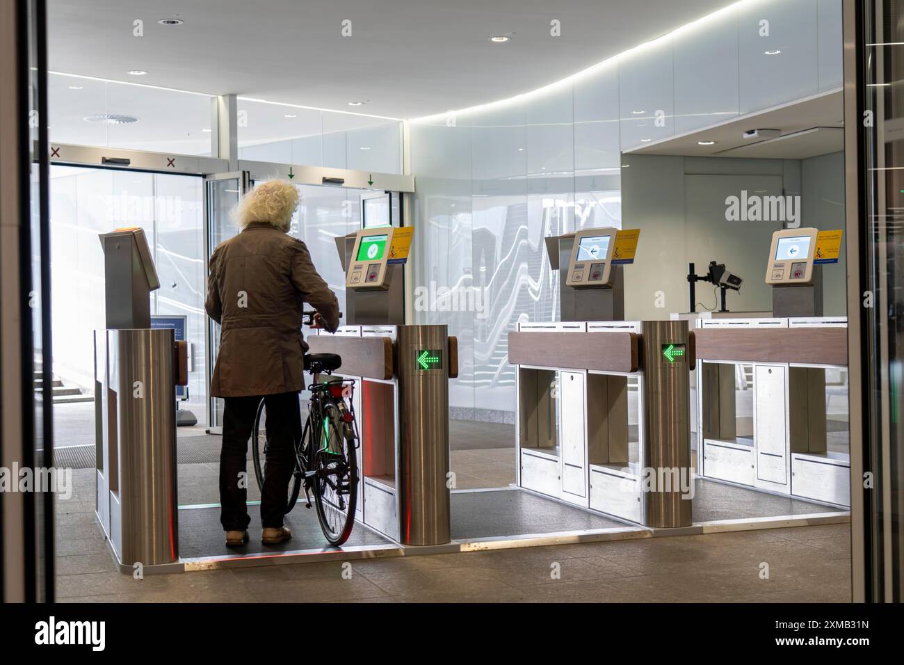 Nuovo parcheggio per biciclette alla stazione centrale di Amsterdam, IJboulevard, spazio per circa 4000 biciclette, monitoraggio digitale, uscita singola, metropolitana, diretto Foto Stock