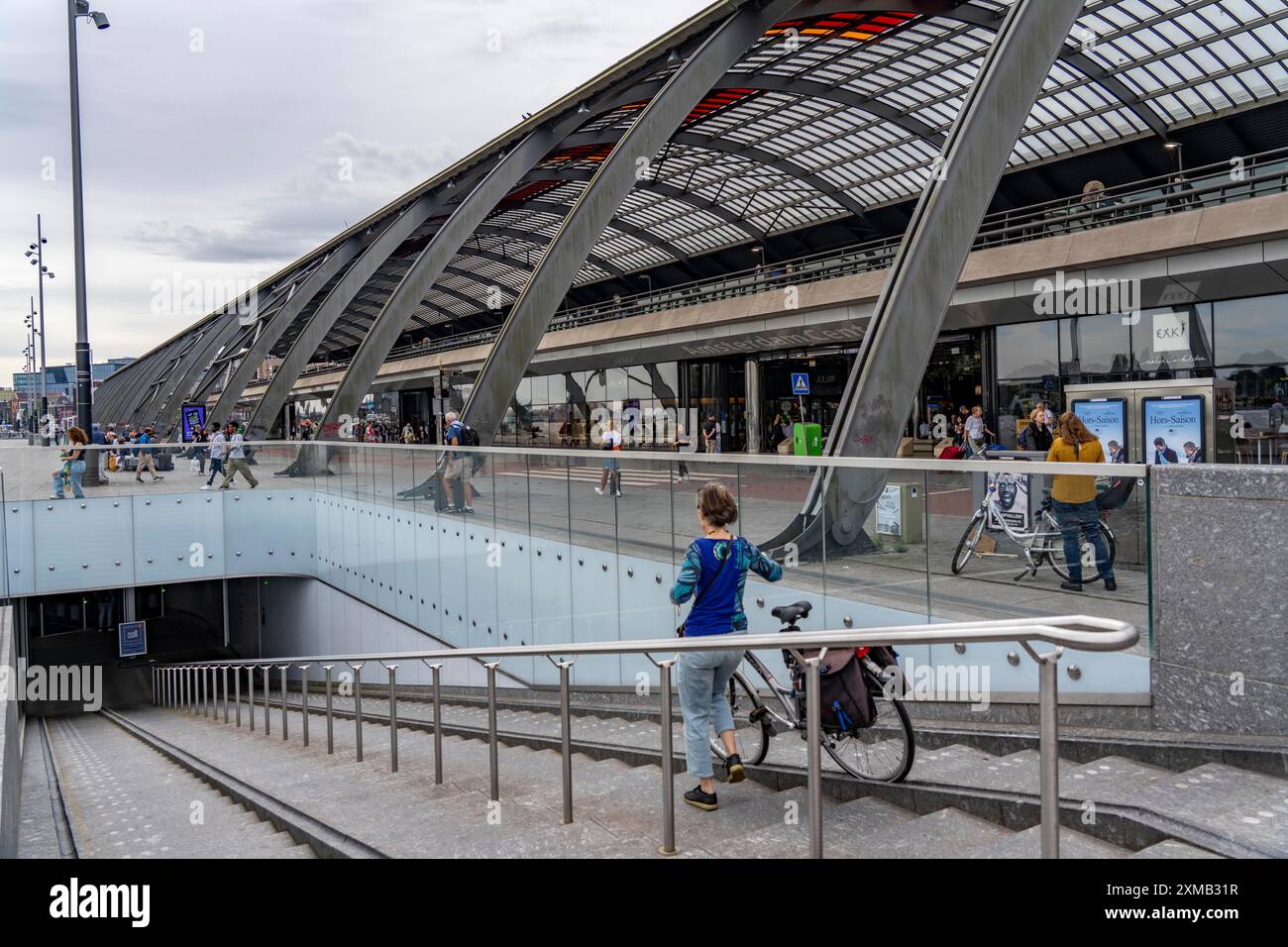 Nuovo parcheggio per biciclette alla stazione centrale di Amsterdam, IJboulevard, spazio per circa 4000 biciclette, monitoraggio digitale, uscita singola, metropolitana, diretto Foto Stock